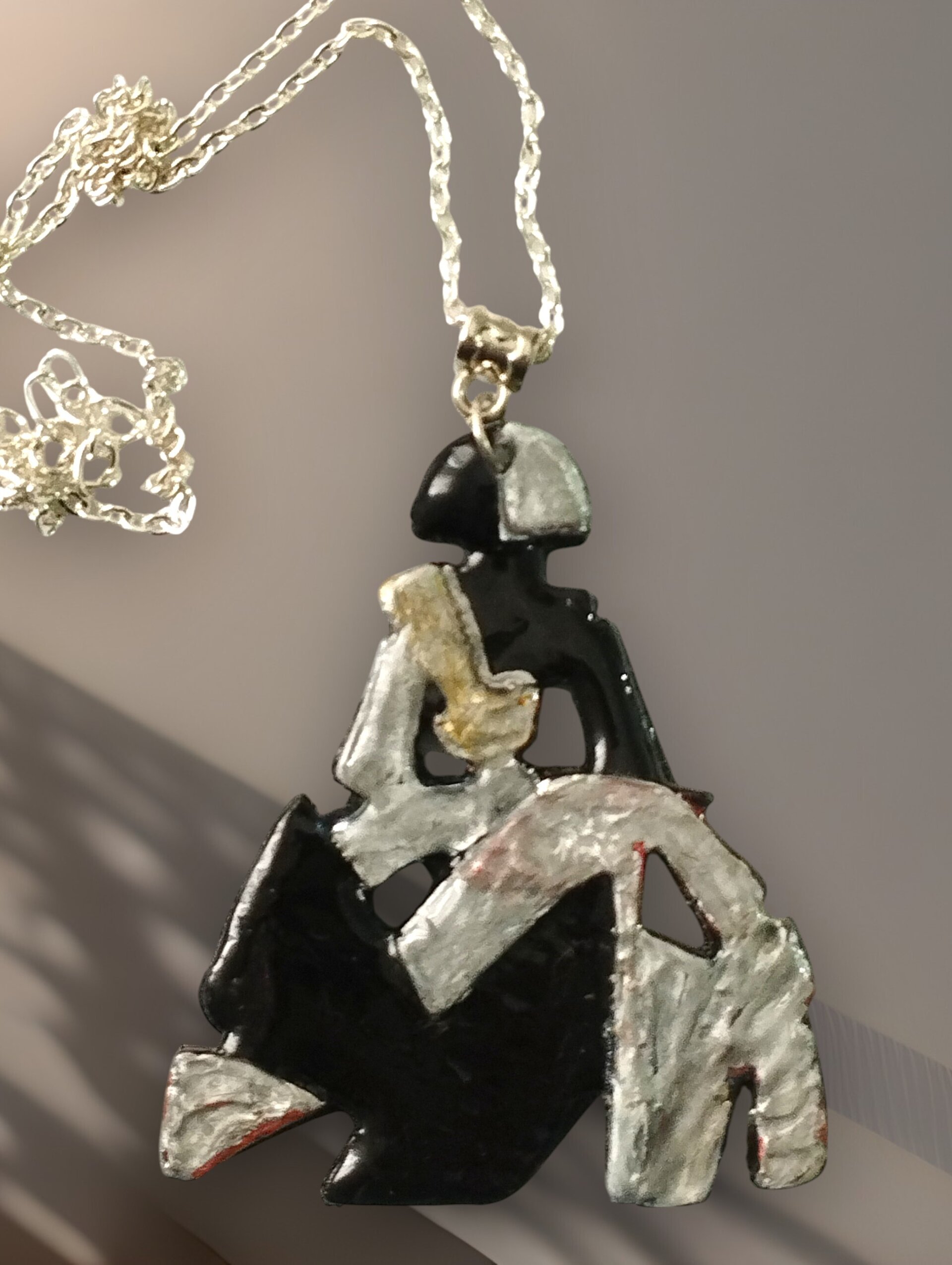 Colgante Menina 'Contrastes' – Silueta Abstracta Blanco y Negro - 2