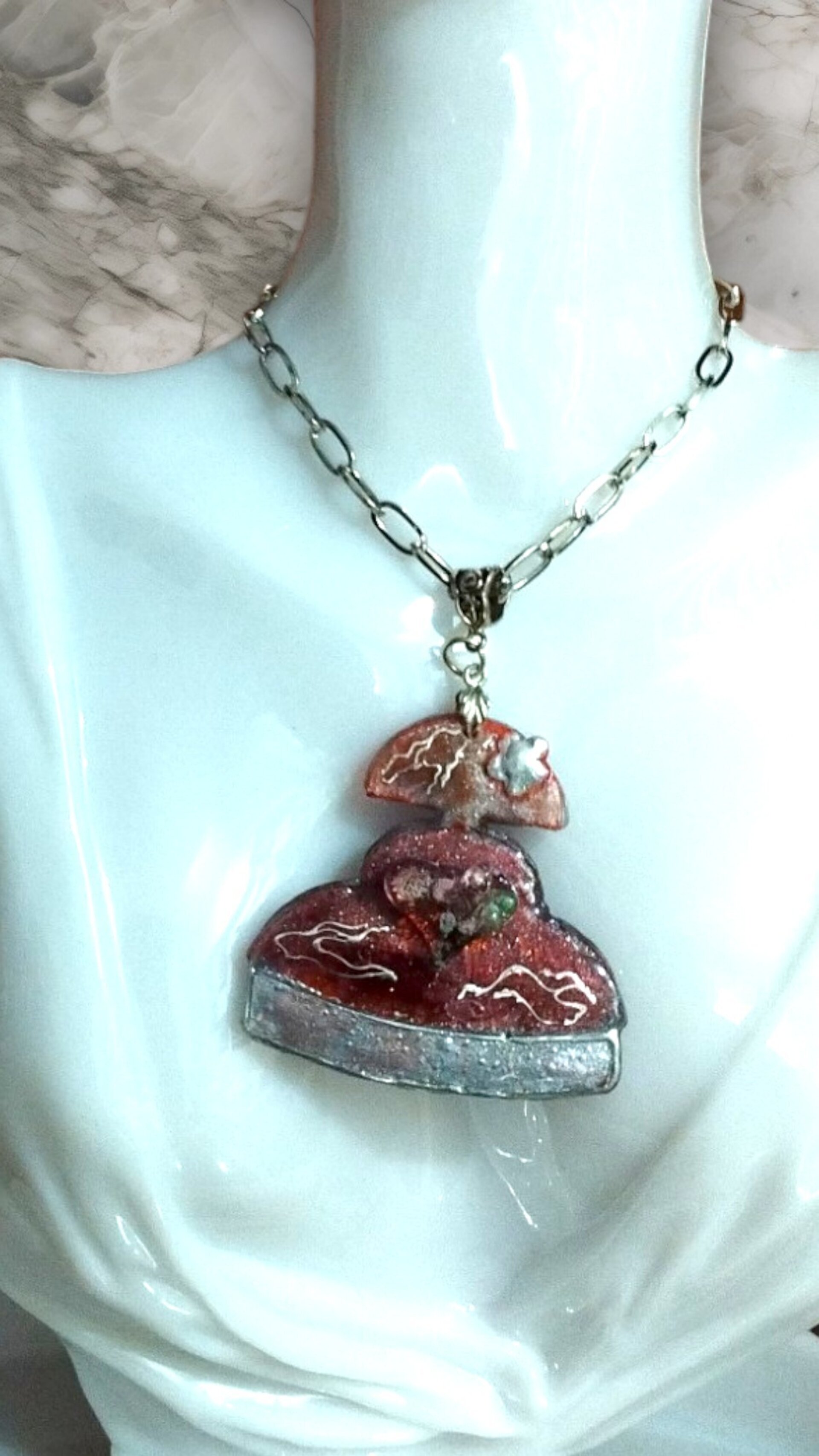 Menina Carmesí con Corazón Cristalino: Brillo y Pasión en Resina - 3