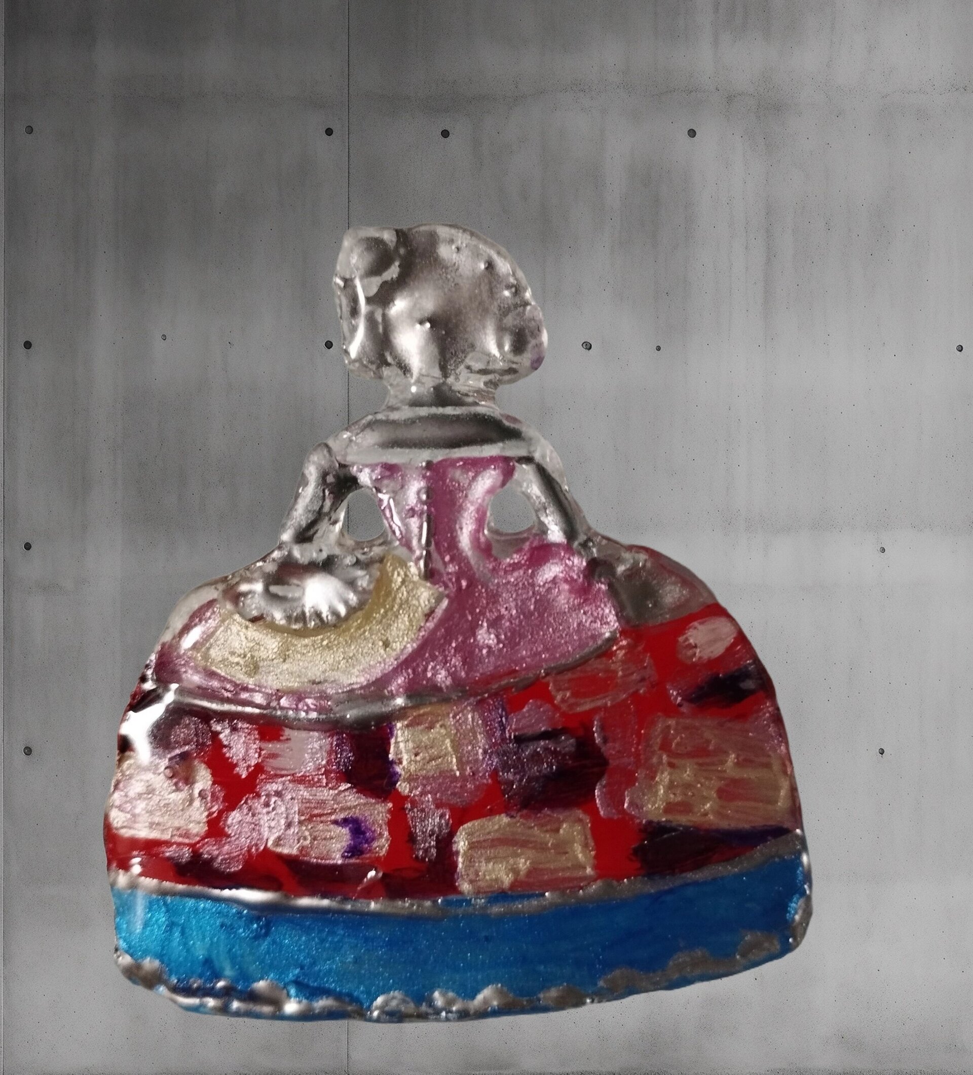 Broche Menina Texturizado Metálico: Arte y Elegancia Esculpida en Resina - 2