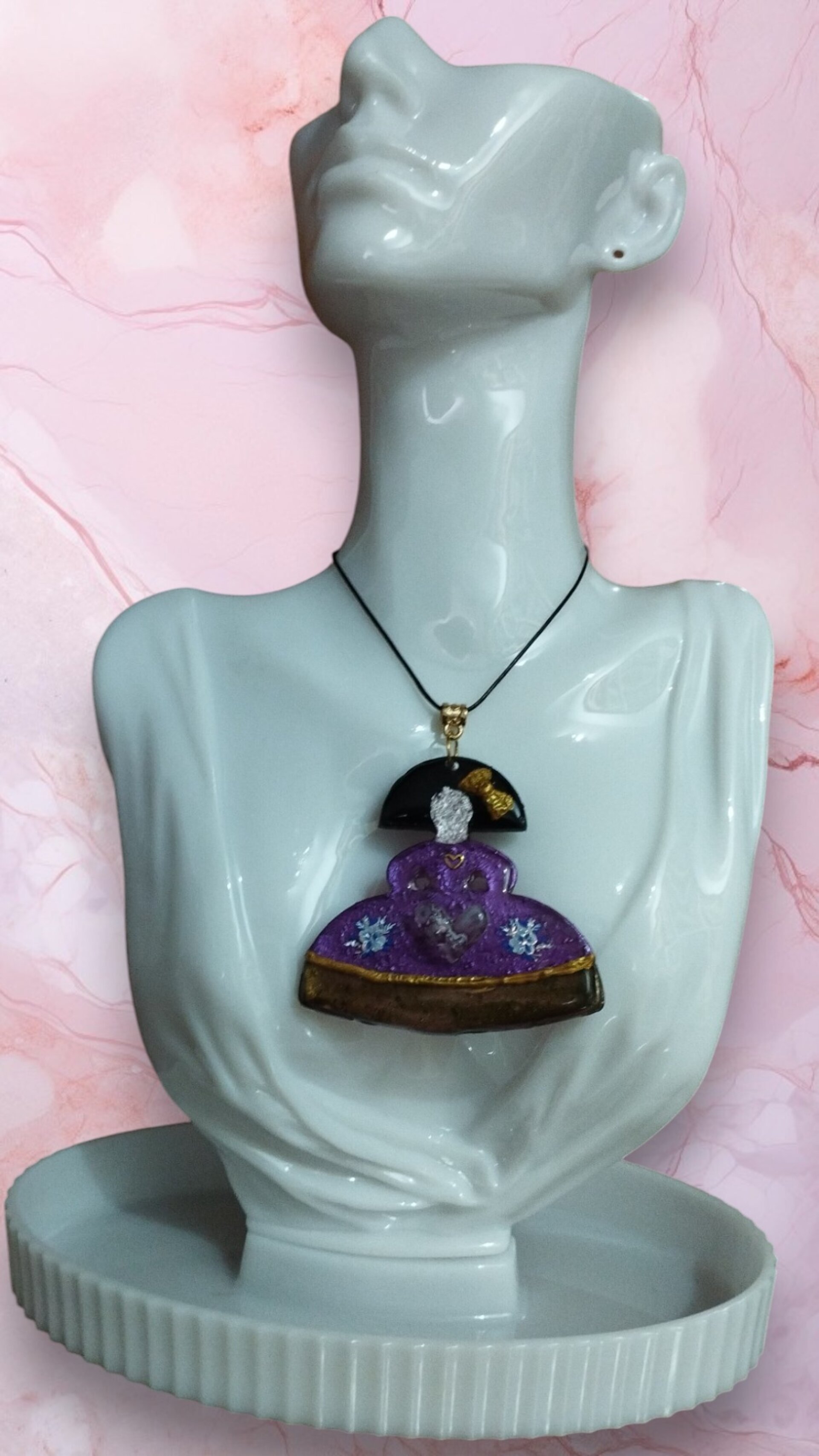 Menina Amatista con Corazón y Flores: Elegancia Mística en Resina - 3