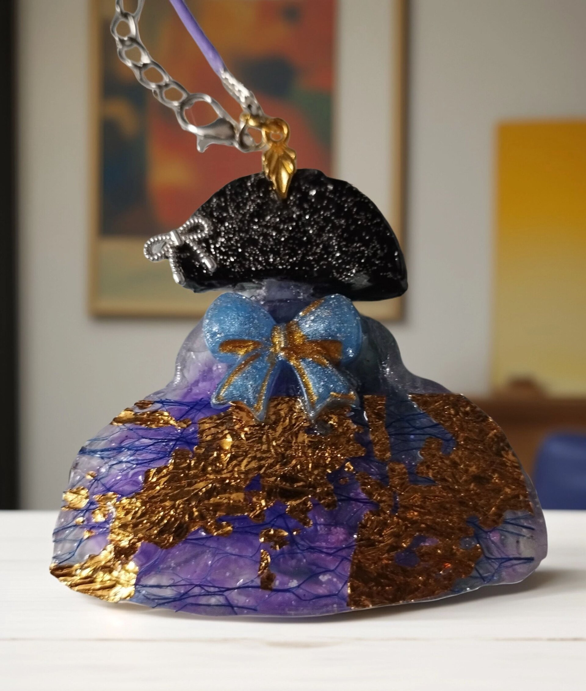 Menina Amatista con Lazo Azul y Pan de Oro: Elegancia Texturizada en Resina - 4