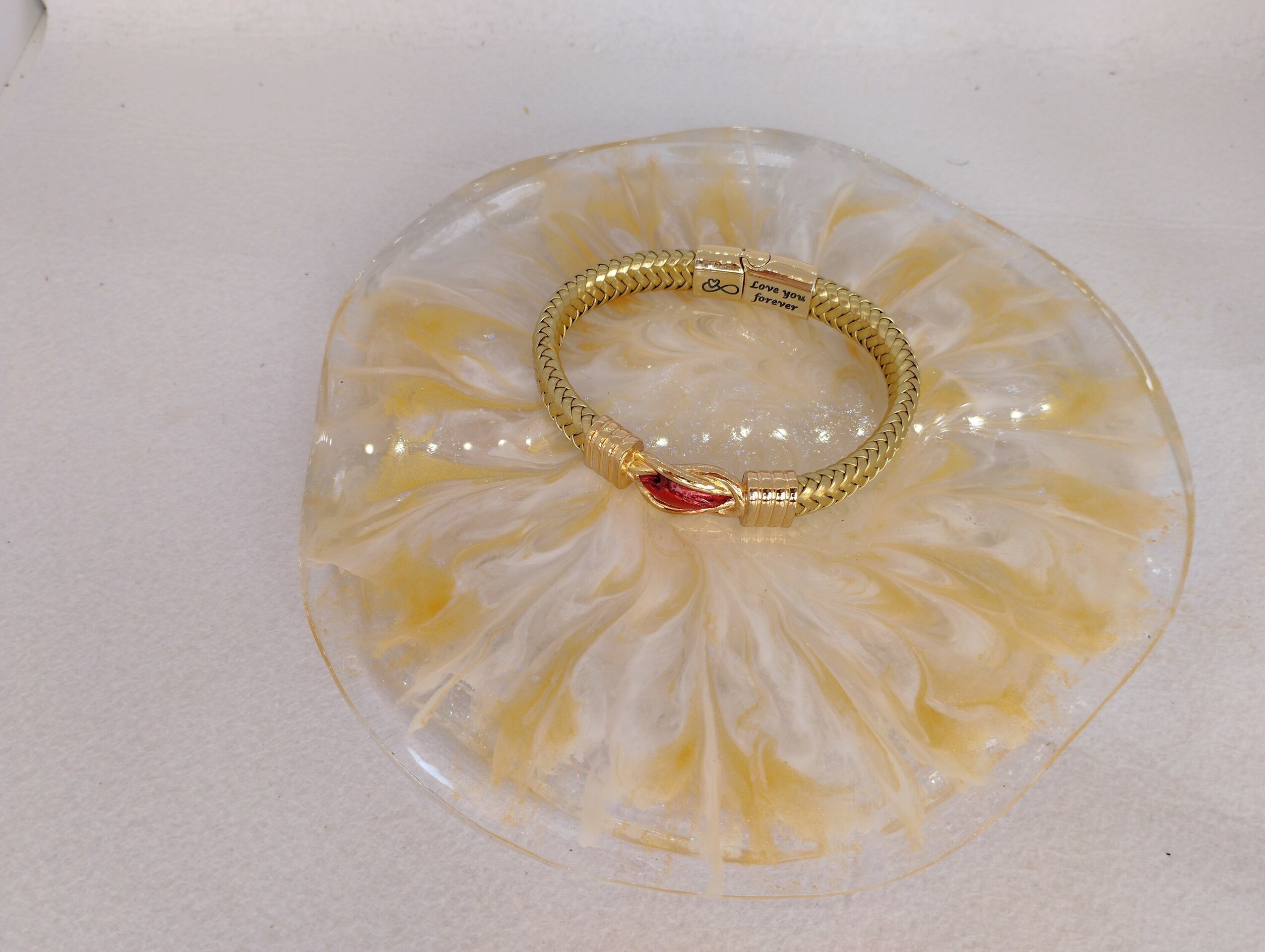 Pulsera de Cuero Dorado con Resina Roja - 2
