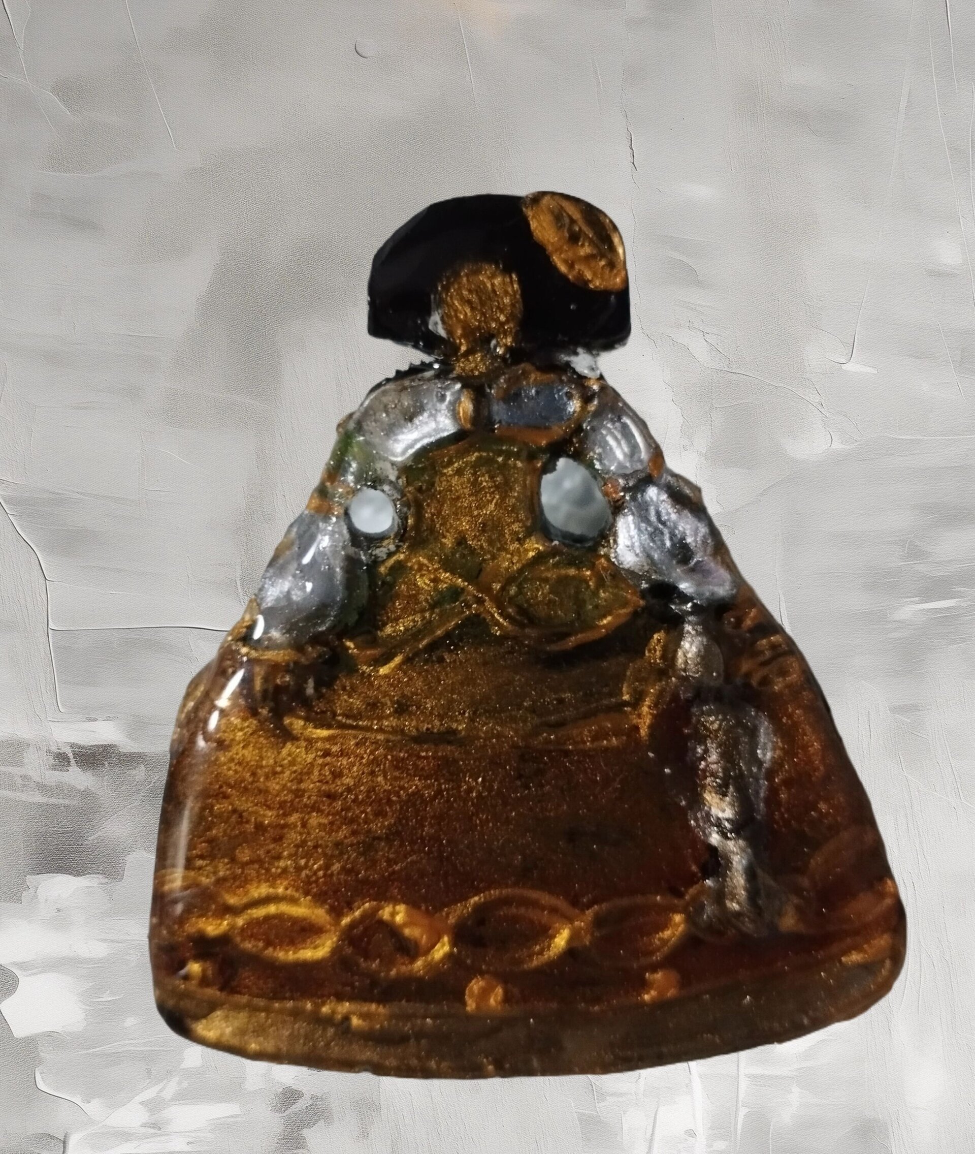 Broche Menina Dorado Texturizado: Elegancia Esculpida con Brillo Metálico - 3
