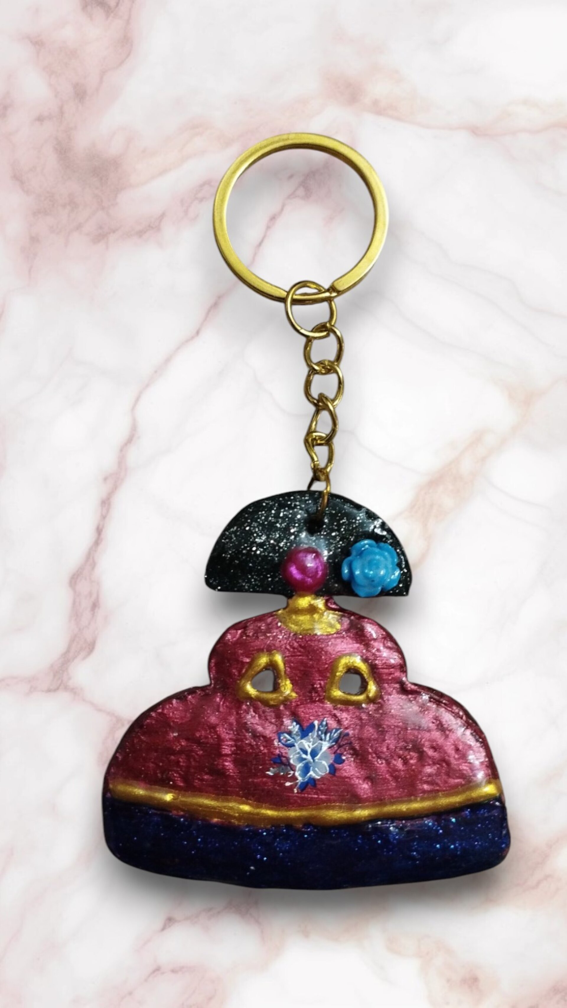 Llavero Menina Carmesí con Flor Azul: Elegancia Barroca en Miniatura - 4