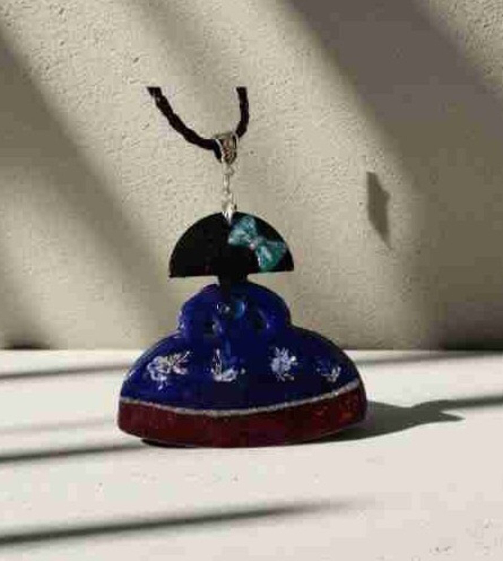 Menina Azul Brillante: Joya de Resina Inspirada en Velázquez - 8