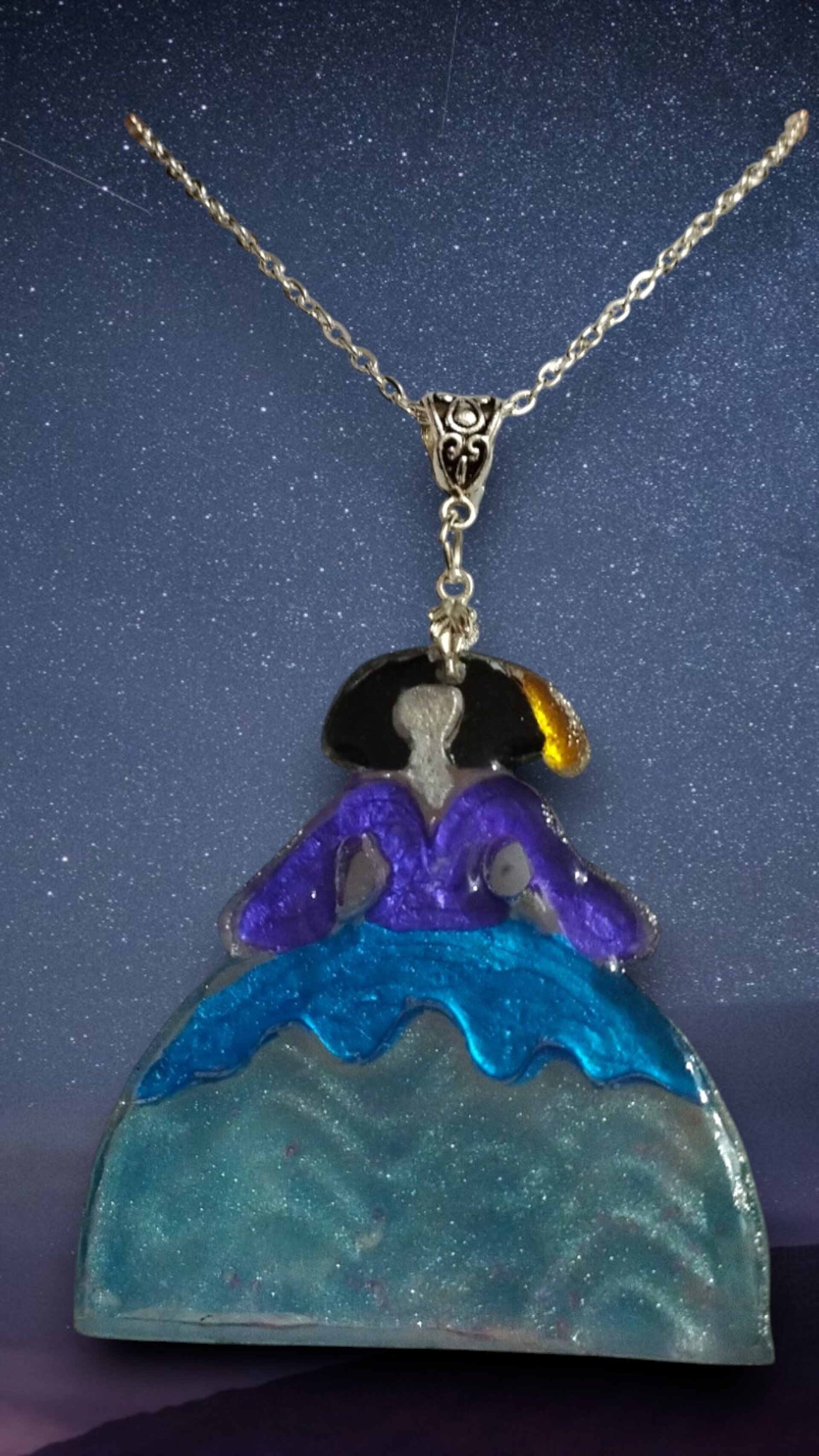 Colgante Menina Azul y Morado con Brillo: Elegancia Moderna y Luminosa - 3
