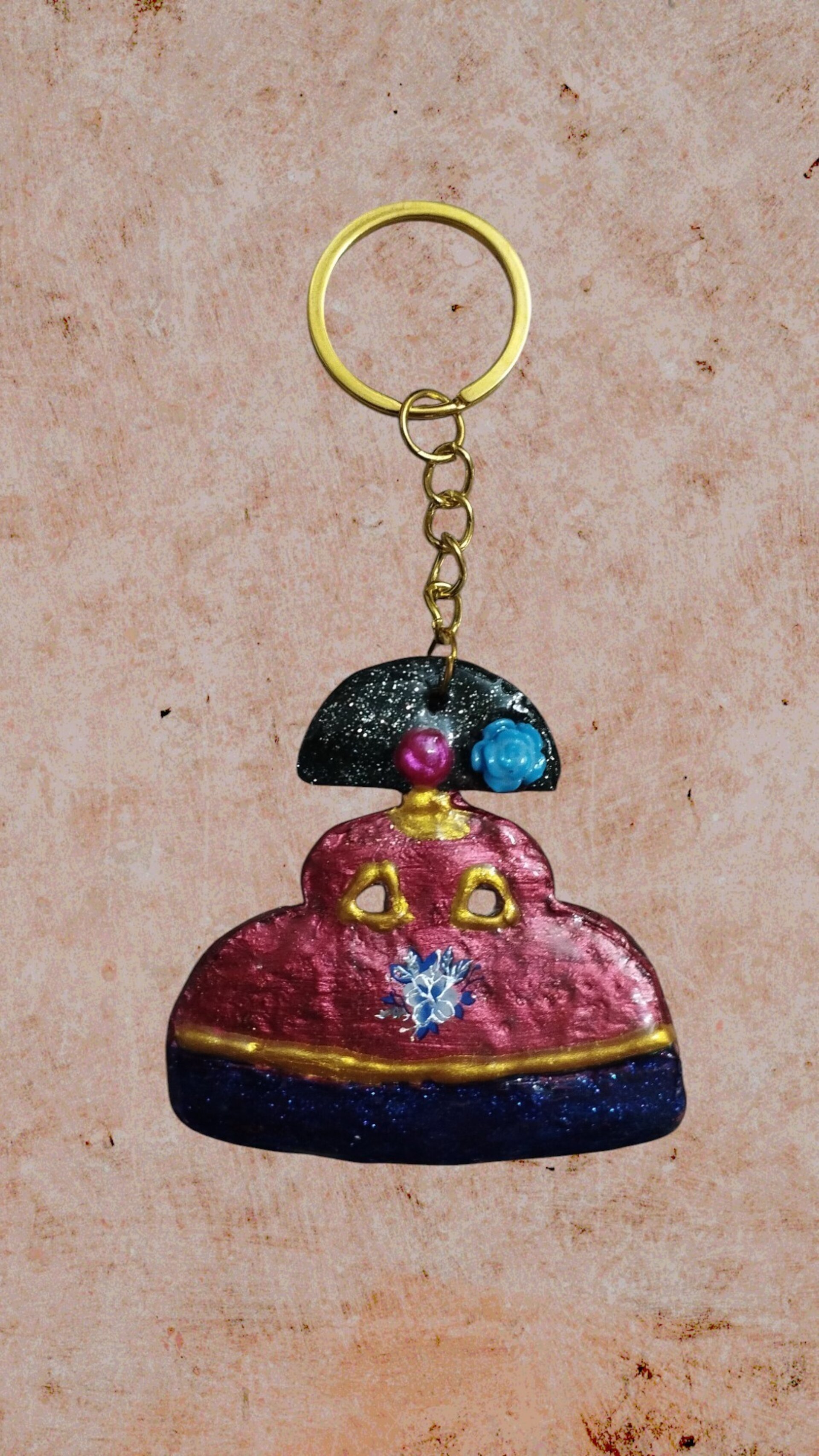 Llavero Menina Carmesí con Flor Azul: Elegancia Barroca en Miniatura - 5