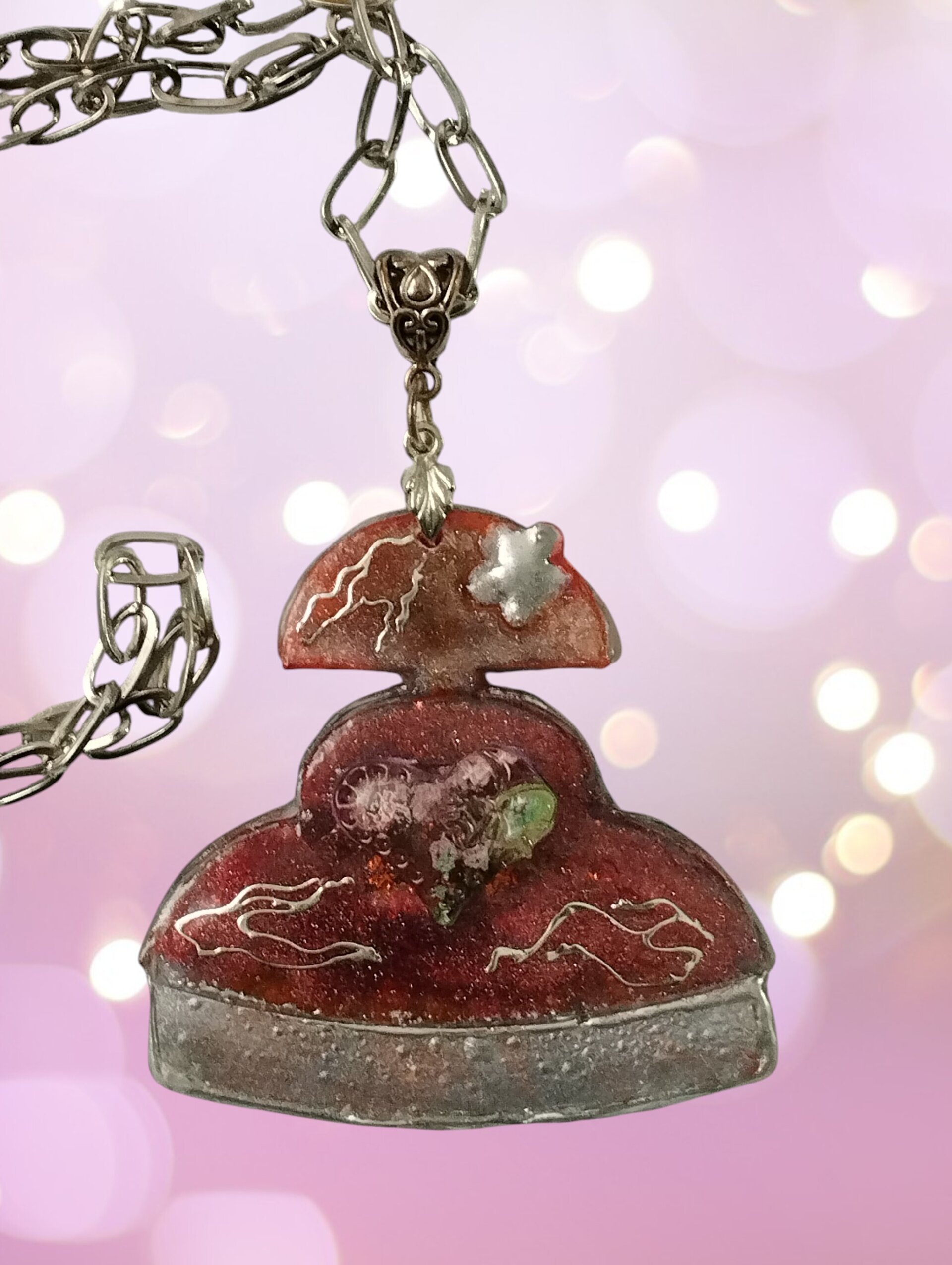 Colgante Menina 'Vanguardia Rubí' – Estilo Abstracto y Plateado - 3