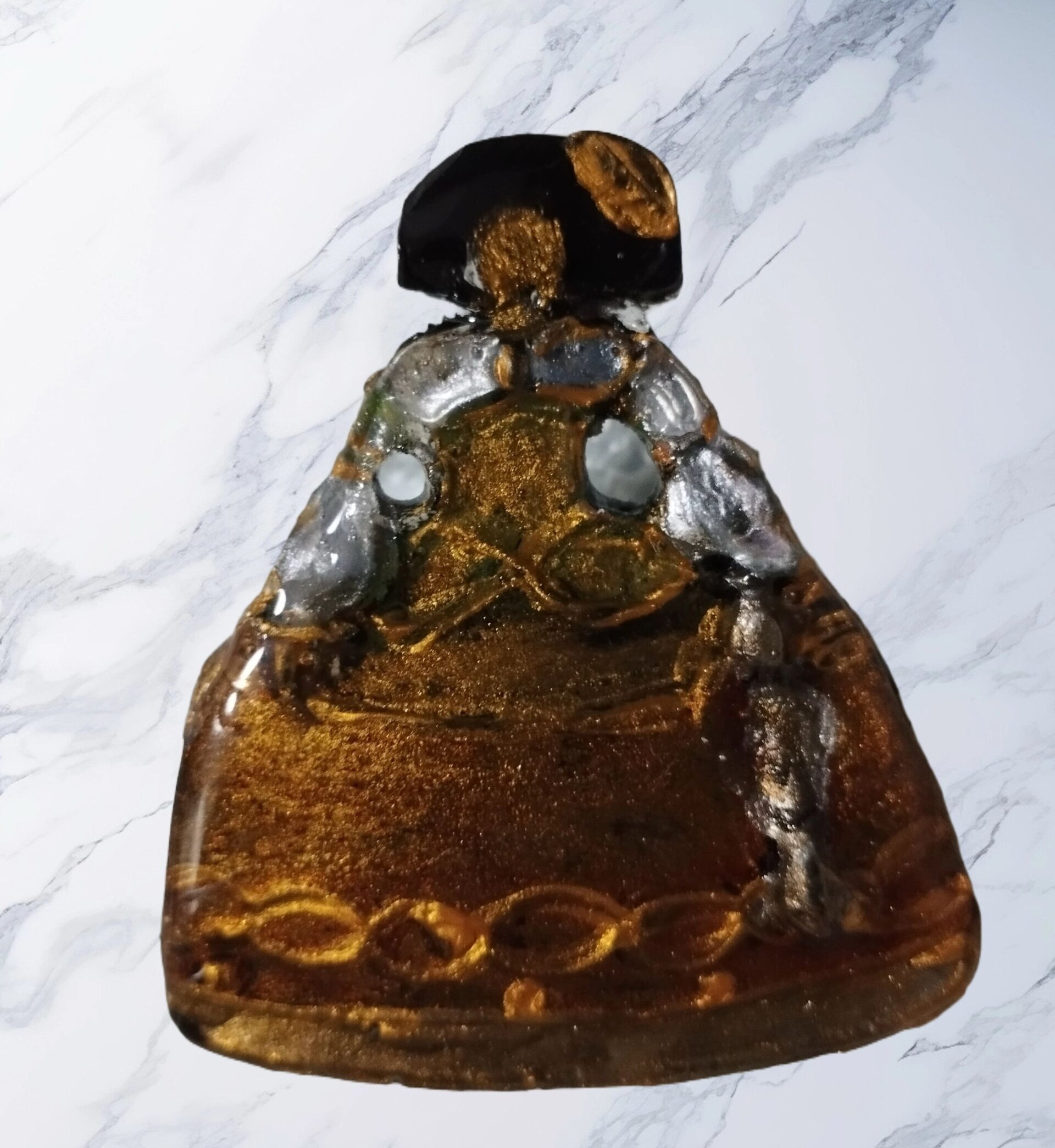 Broche Menina Dorado Texturizado: Elegancia Esculpida con Brillo Metálico - 2