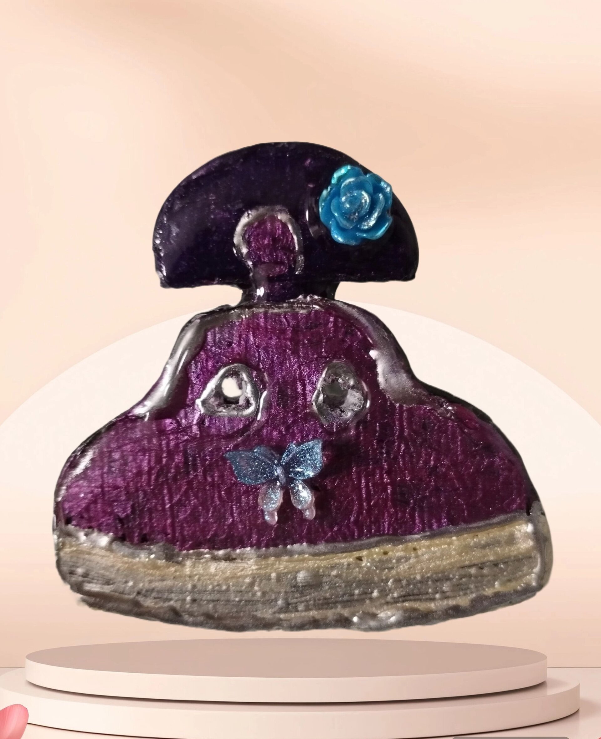Broche Menina Violáceo con Mariposa Azul: Elegancia Mística y Delicada - 5