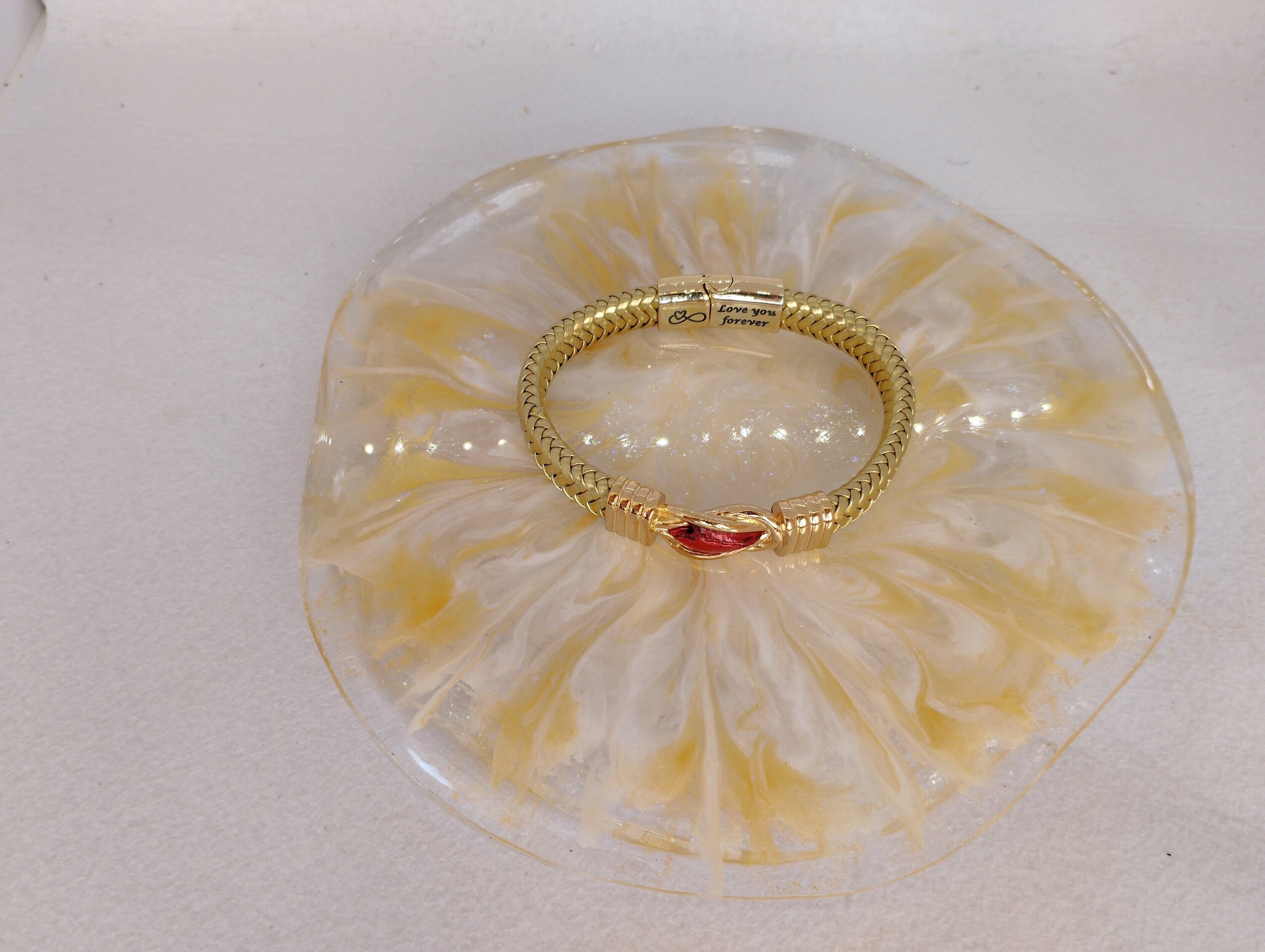 Pulsera de Cuero Dorado con Resina Roja - 3