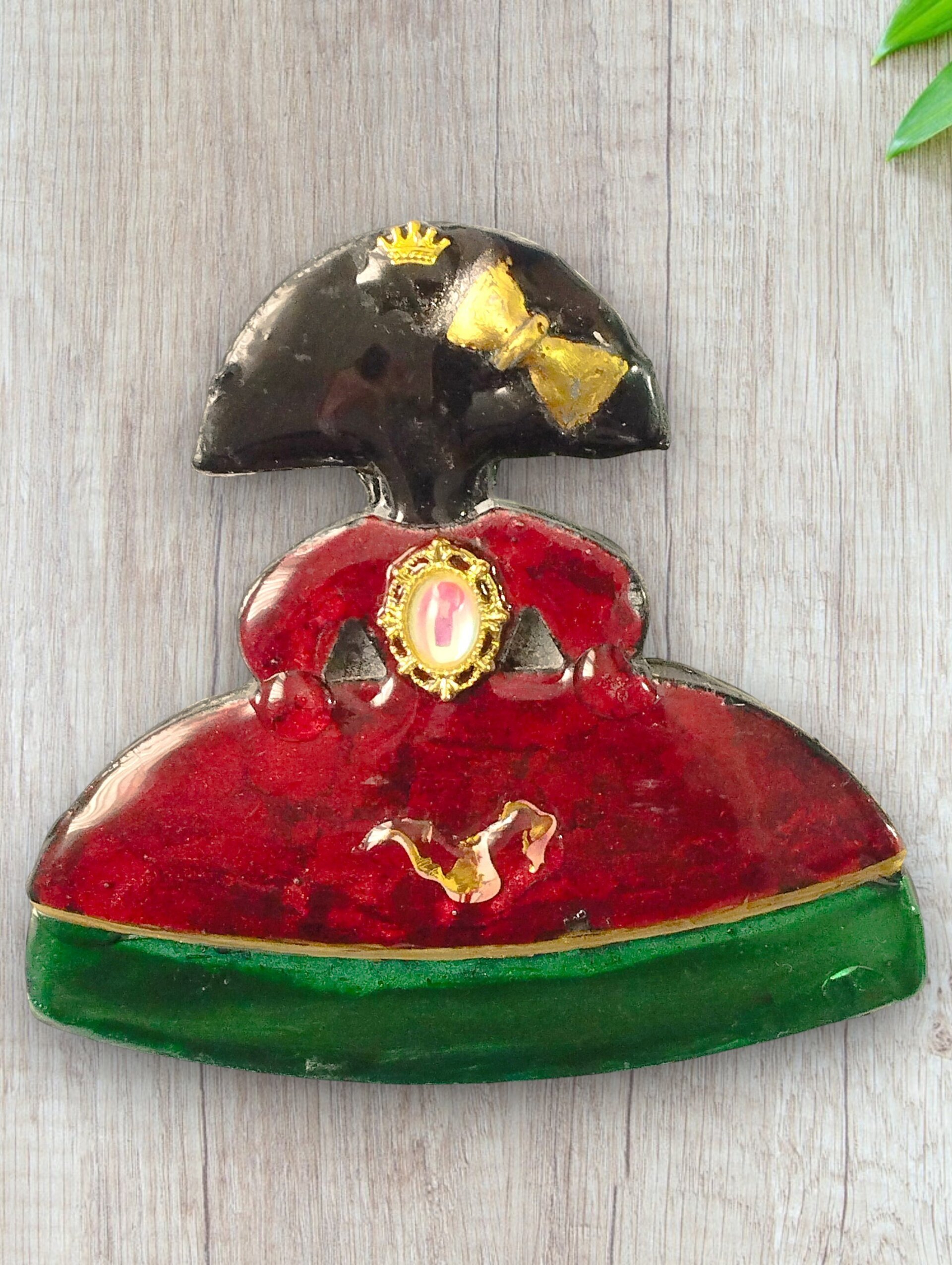 Broche Menina 'Navidad Regia' – Rojo, Verde y Corona Dorada - 3
