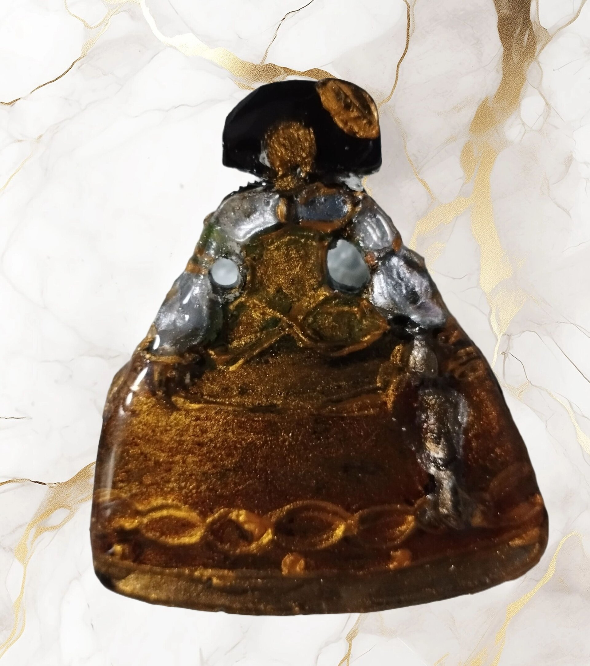 Broche Menina Dorado Texturizado: Elegancia Esculpida con Brillo Metálico - 4