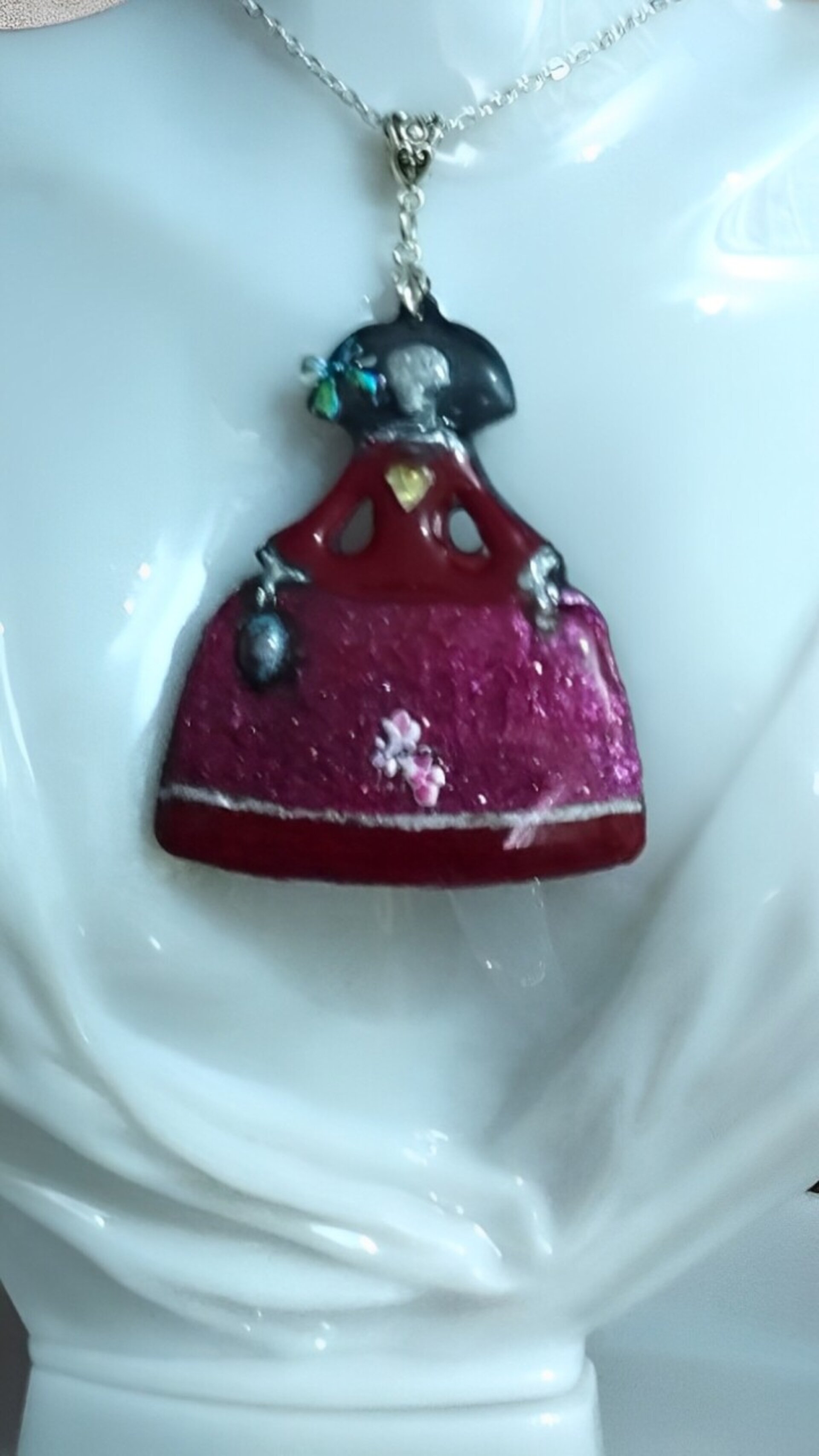 Colgante Menina Carmesí con Corazón y Flor: Elegancia Barroca y Romántica - 4