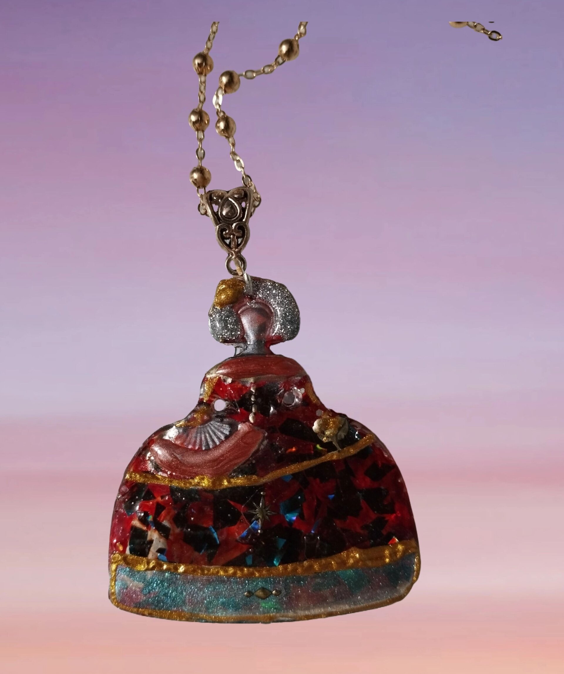 Colgante Menina Mosaico Rojo y Dorado: Elegancia Barroca Moderna en Resina - 3