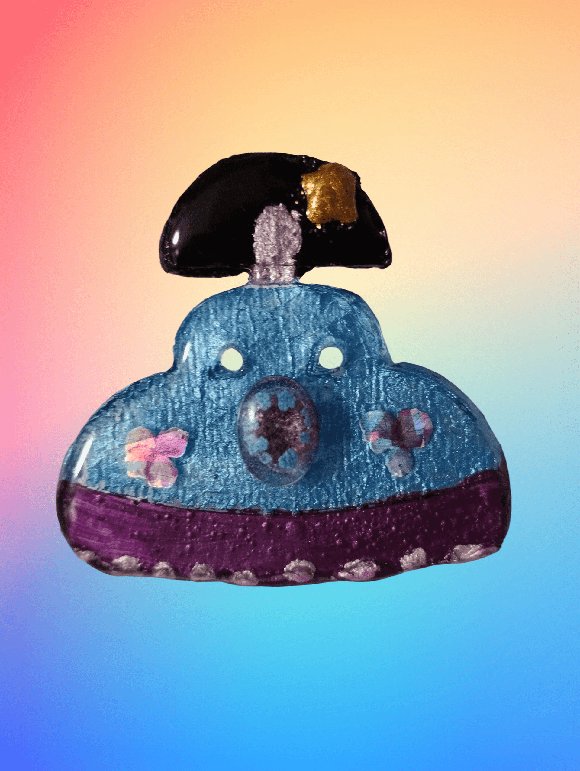 Broche Menina Azul Turquesa con Mariposas Tornasol: Delicadeza y Color en Resina - 4