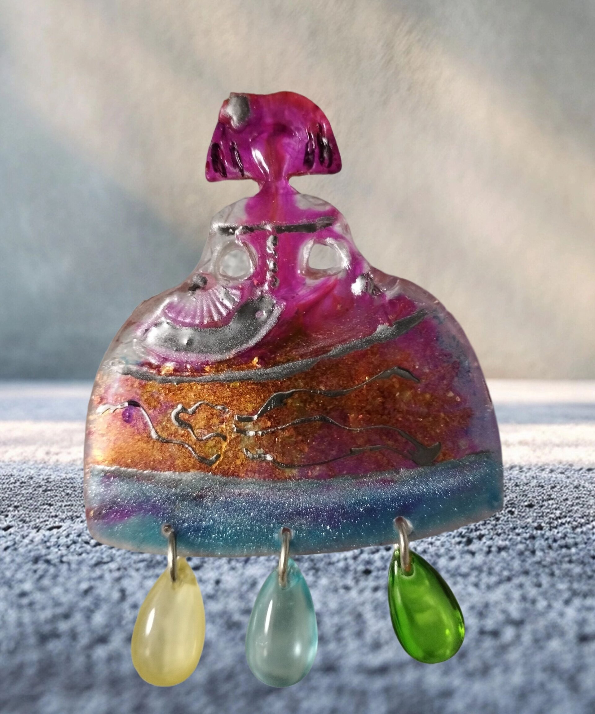 Broche Menina Irisada con Colgantes de Cristal: Elegancia y Brillo Multifacético - 2