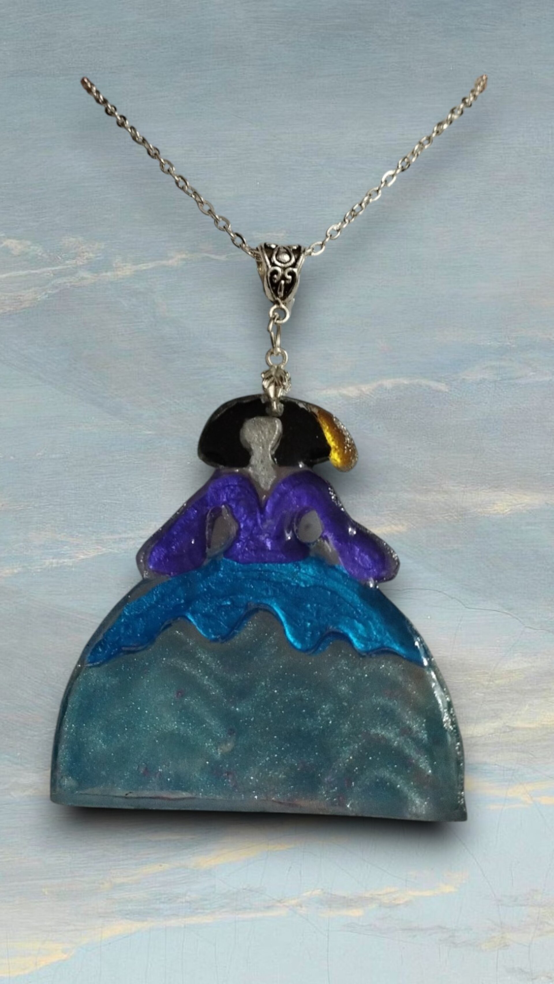 Colgante Menina Azul y Morado con Brillo: Elegancia Moderna y Luminosa - 2