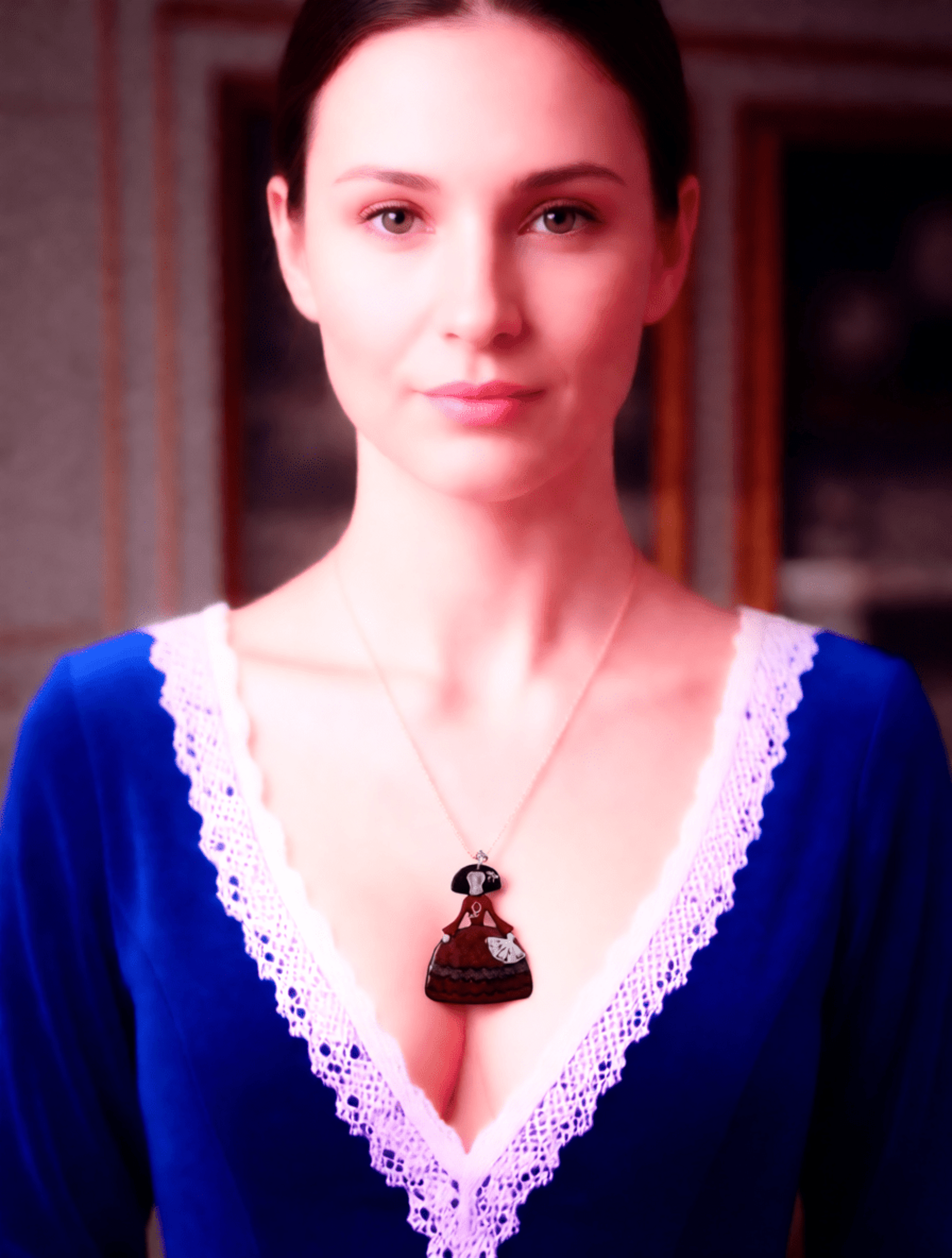 Colgante Artesanal Menina 'Infanta Nocturna' en Resina Epoxi - 3