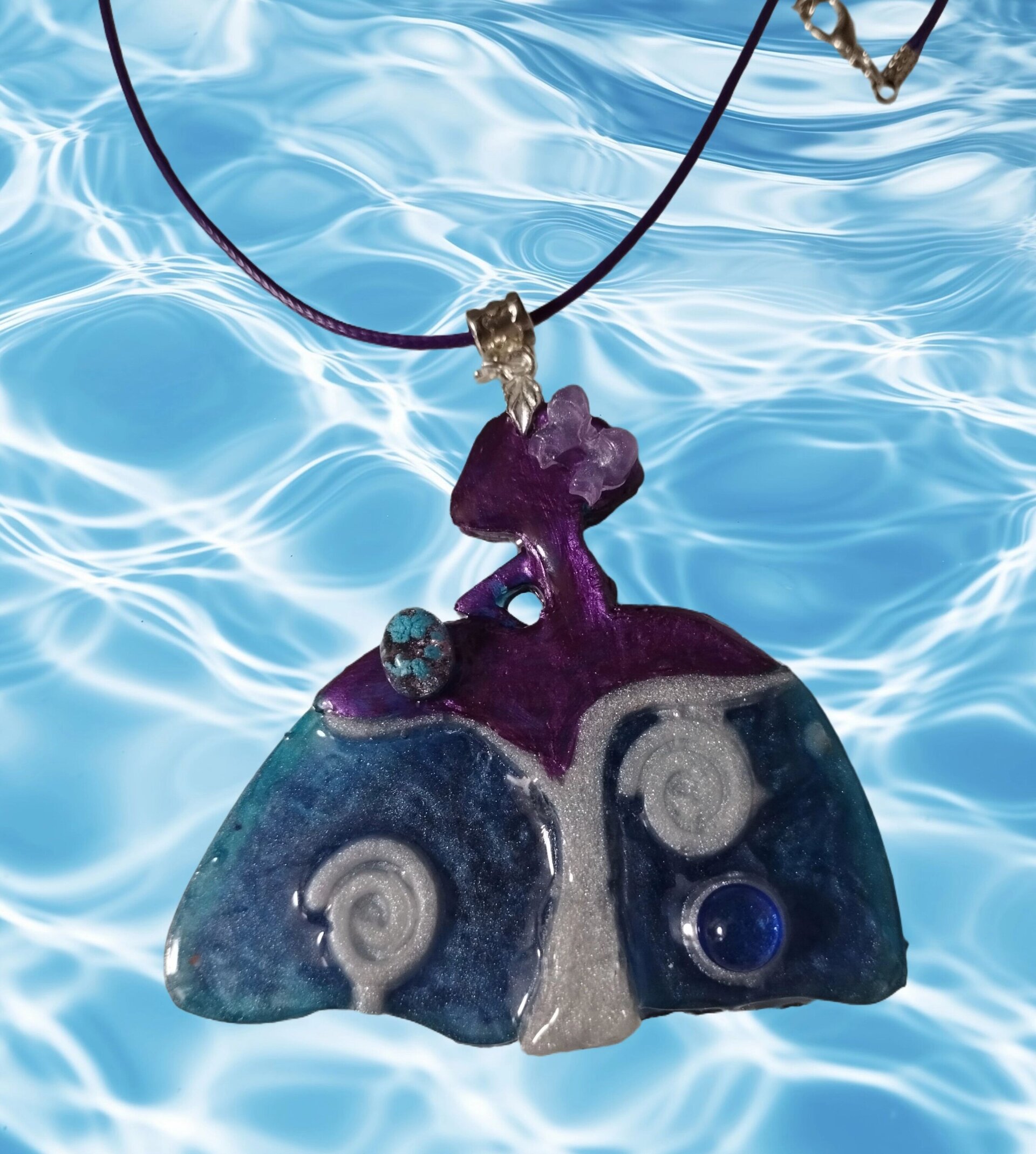 Colgante Menina Abstracta con Adornos de Cristal: Elegancia Moderna y Misteriosa - 4