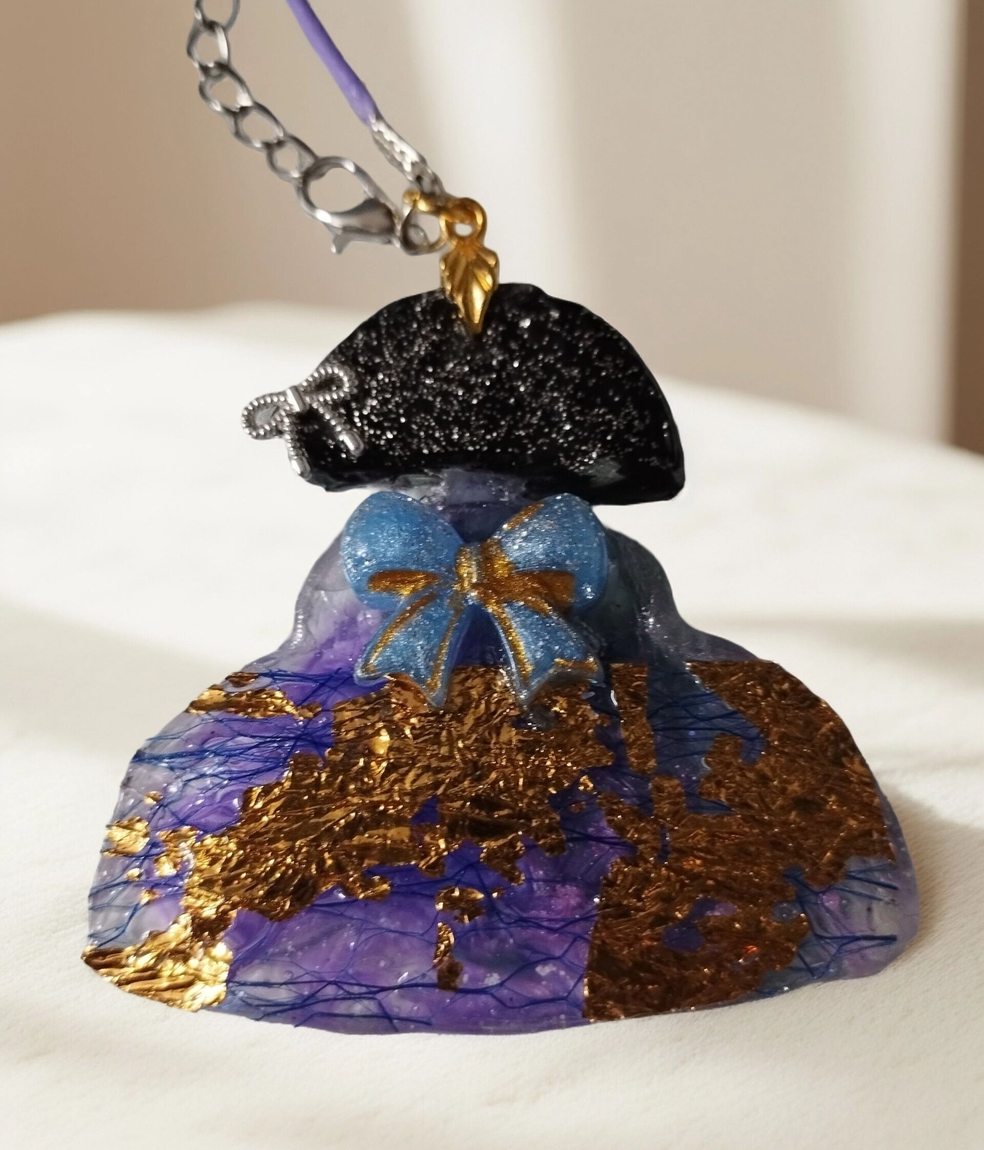 Menina Amatista con Lazo Azul y Pan de Oro: Elegancia Texturizada en Resina - 2