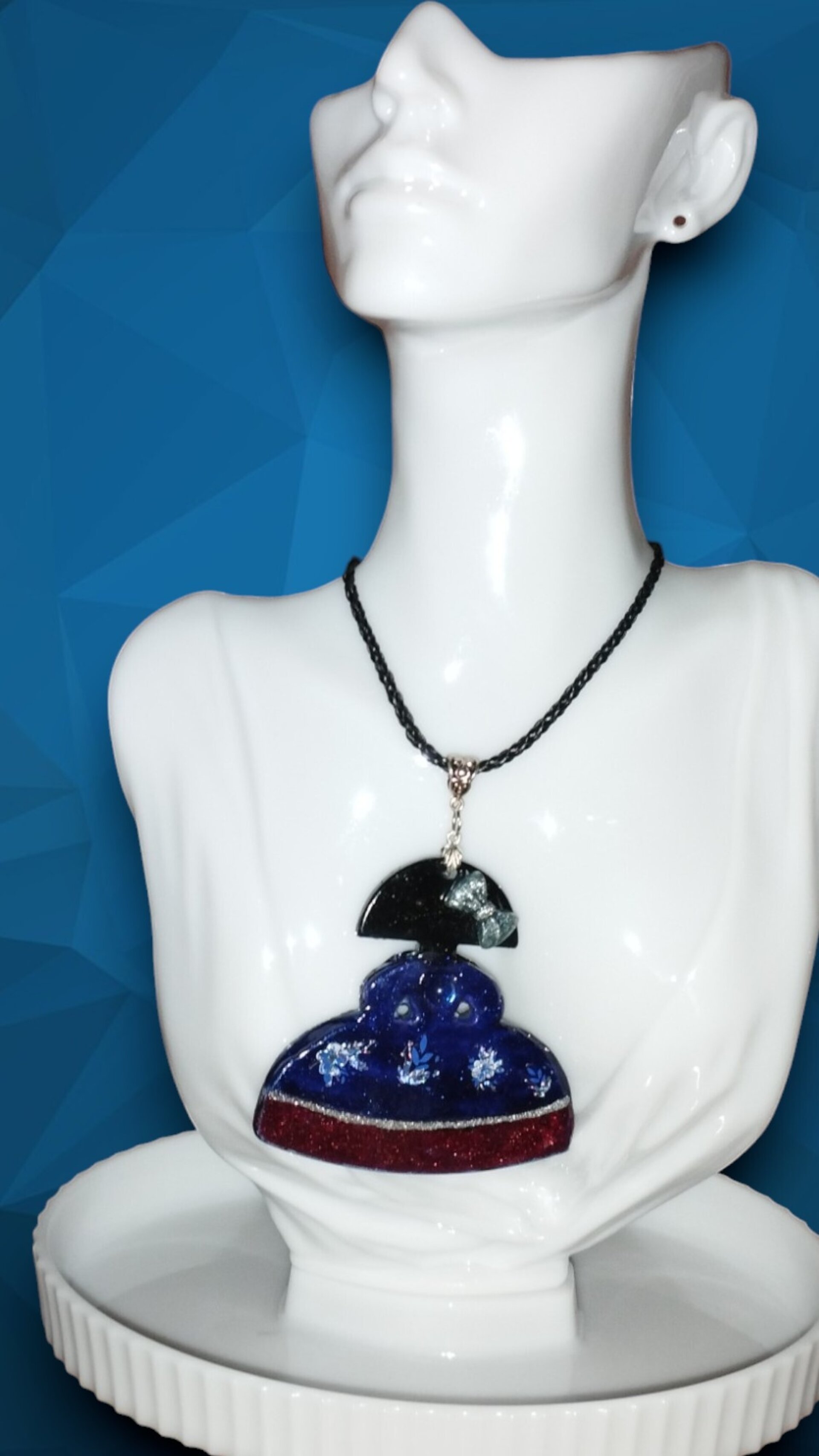 Menina Azul Brillante: Joya de Resina Inspirada en Velázquez - 5