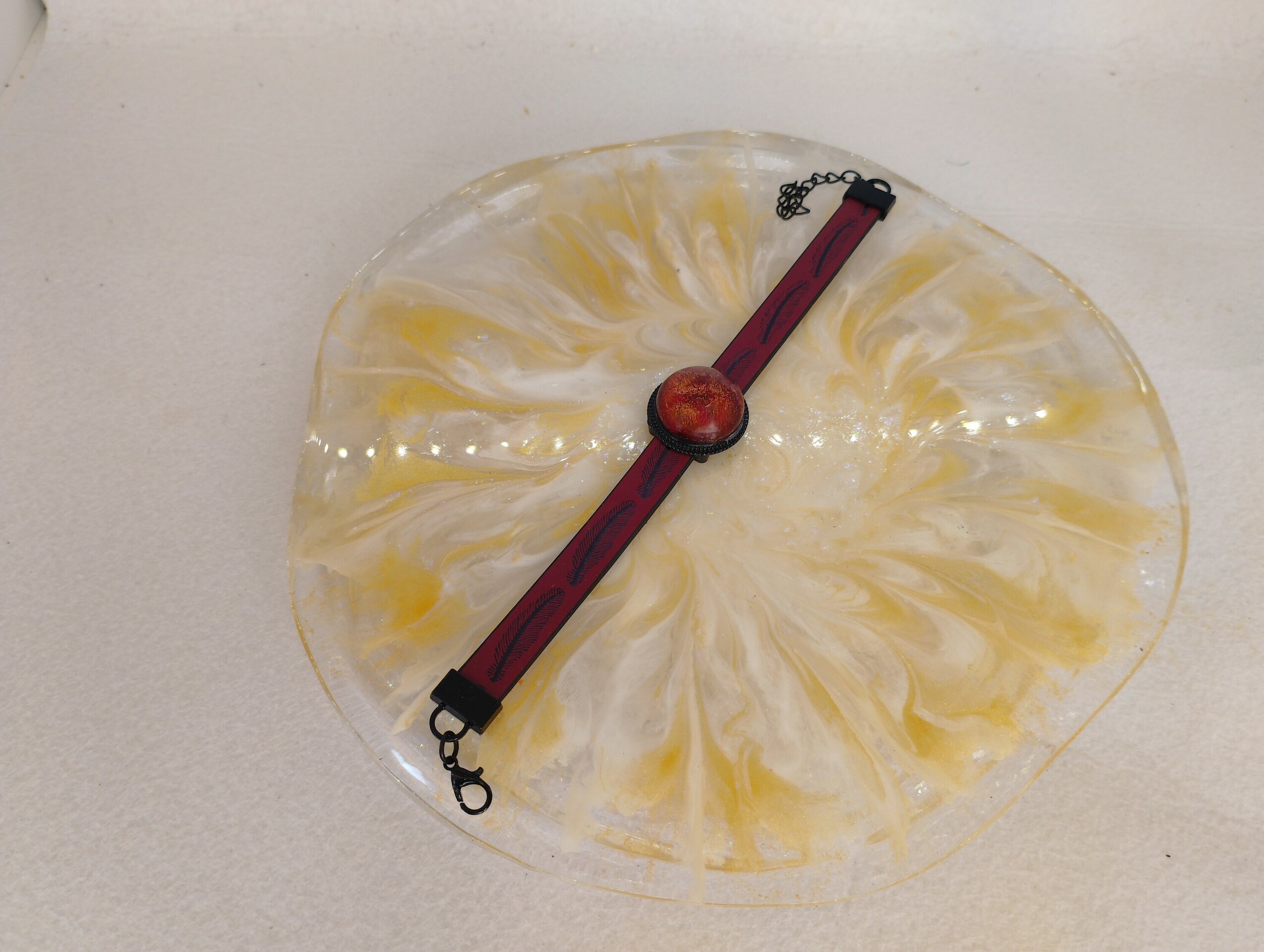 Pulsera de Cuero Granate con Resina Brillante - 2