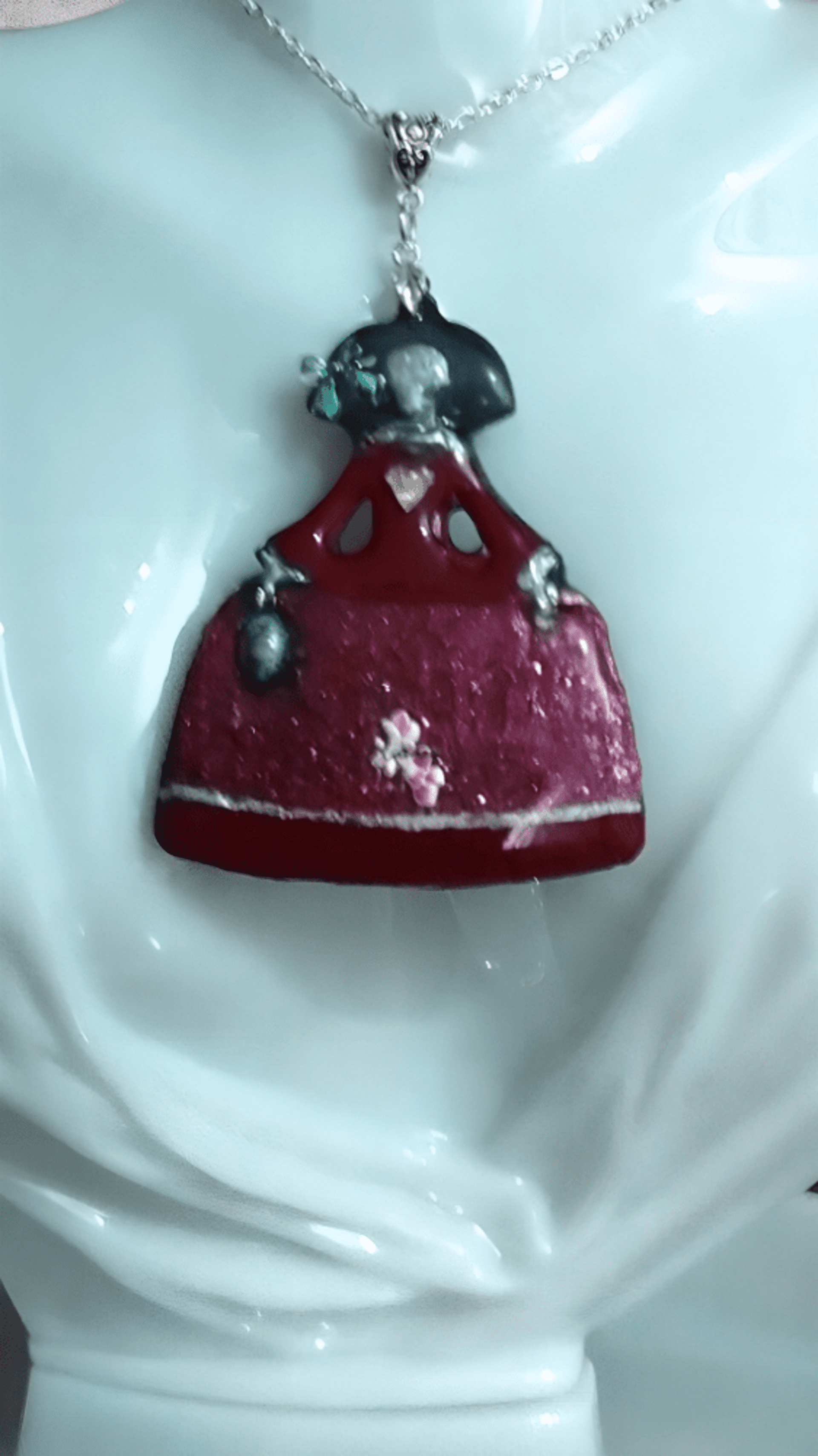 Colgante Menina Carmesí con Corazón y Flor: Elegancia Barroca y Romántica - 3