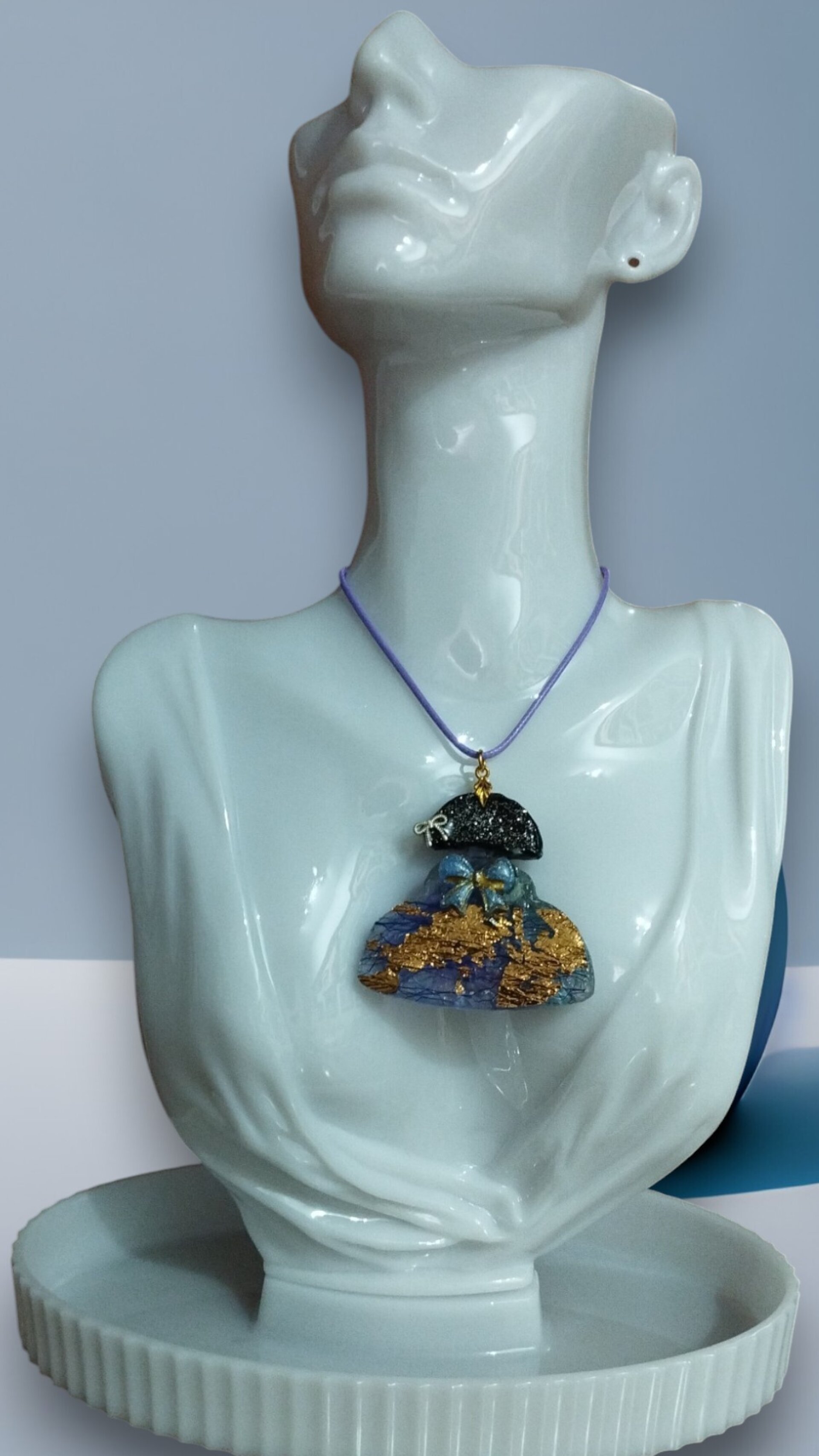 Menina Amatista con Lazo Azul y Pan de Oro: Elegancia Texturizada en Resina - 7