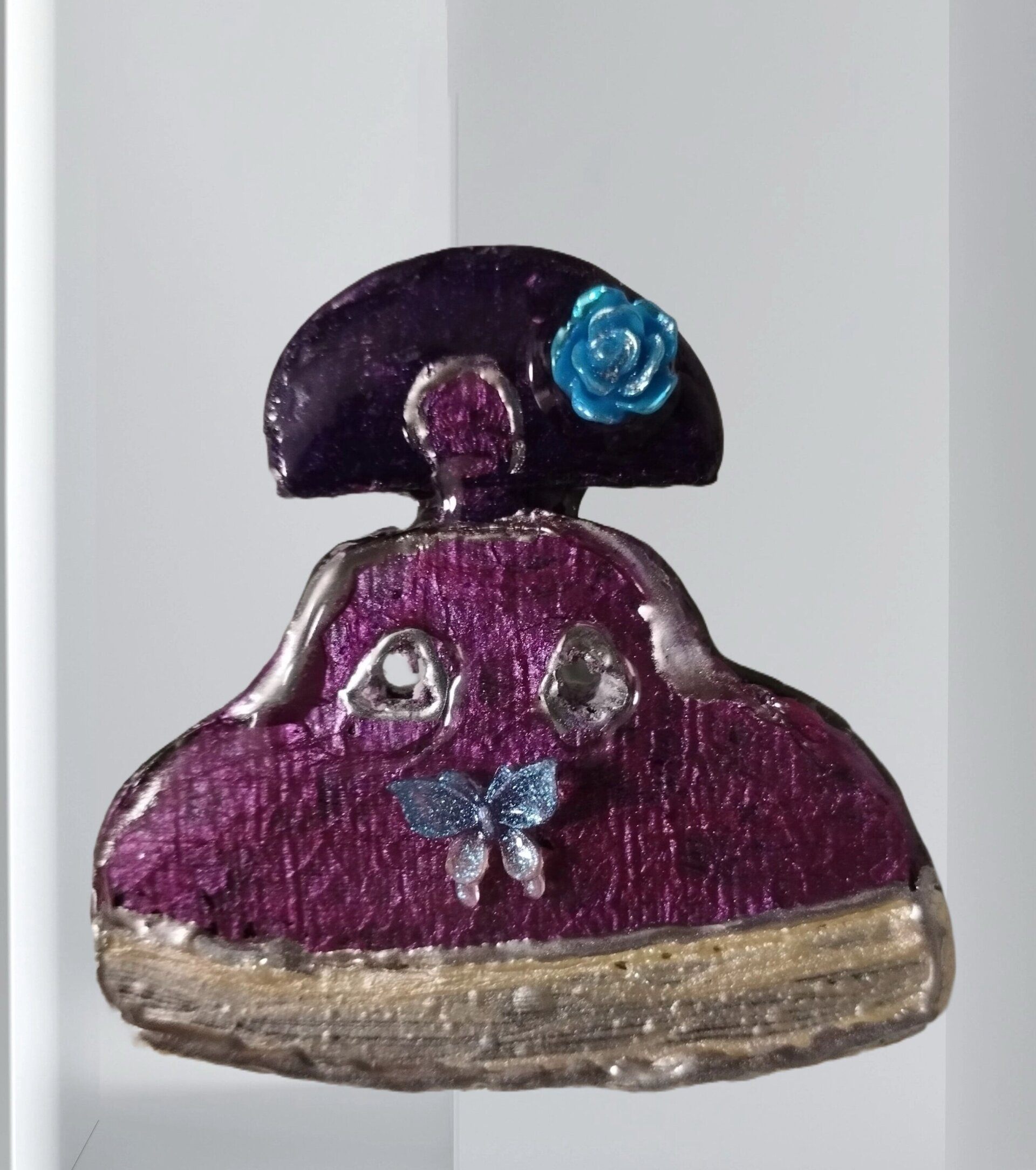 Broche Menina Violáceo con Mariposa Azul: Elegancia Mística y Delicada - 3