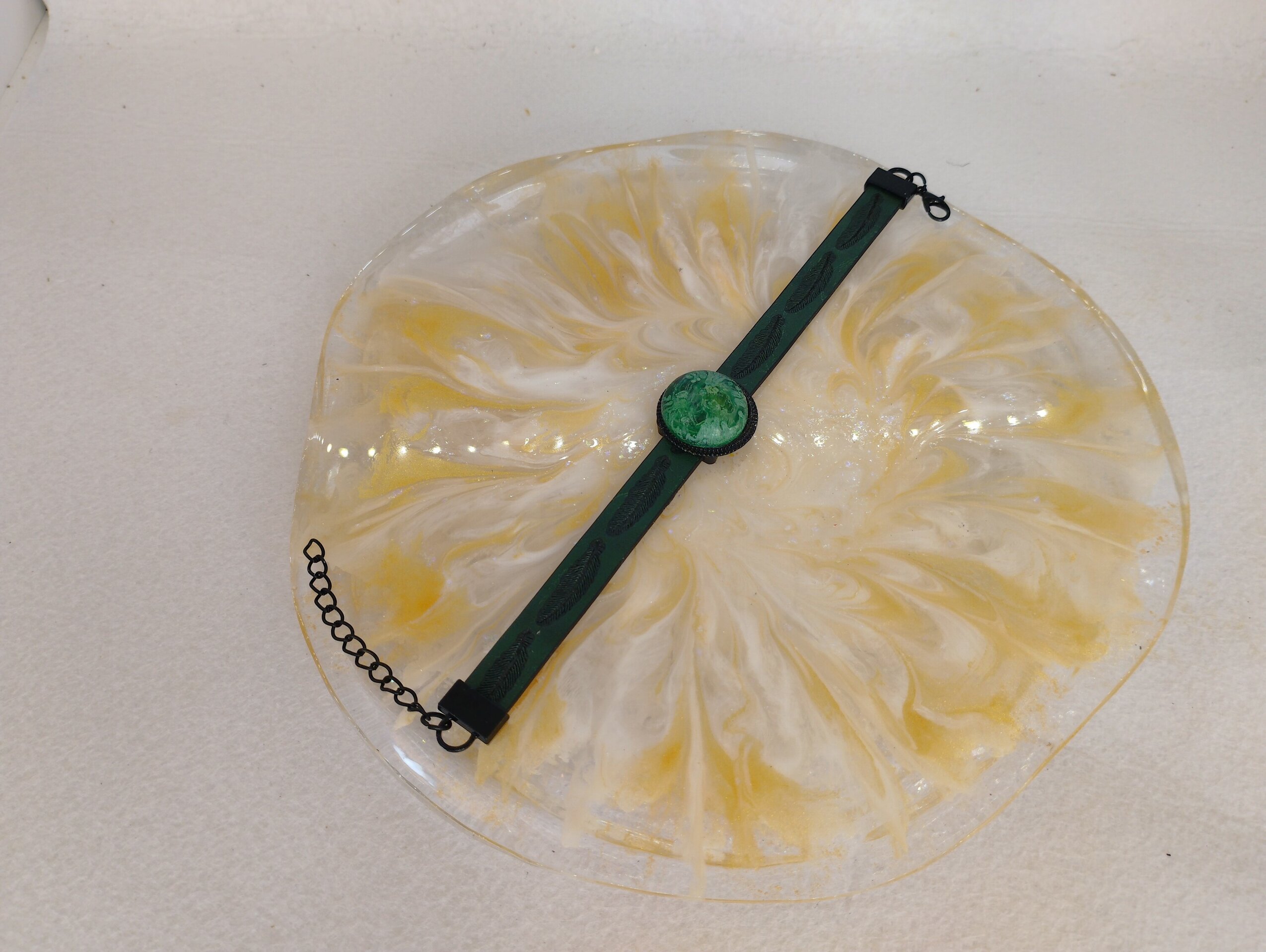 Pulsera de Cuero Verde con grabado de Pluma y Resina verde - 3