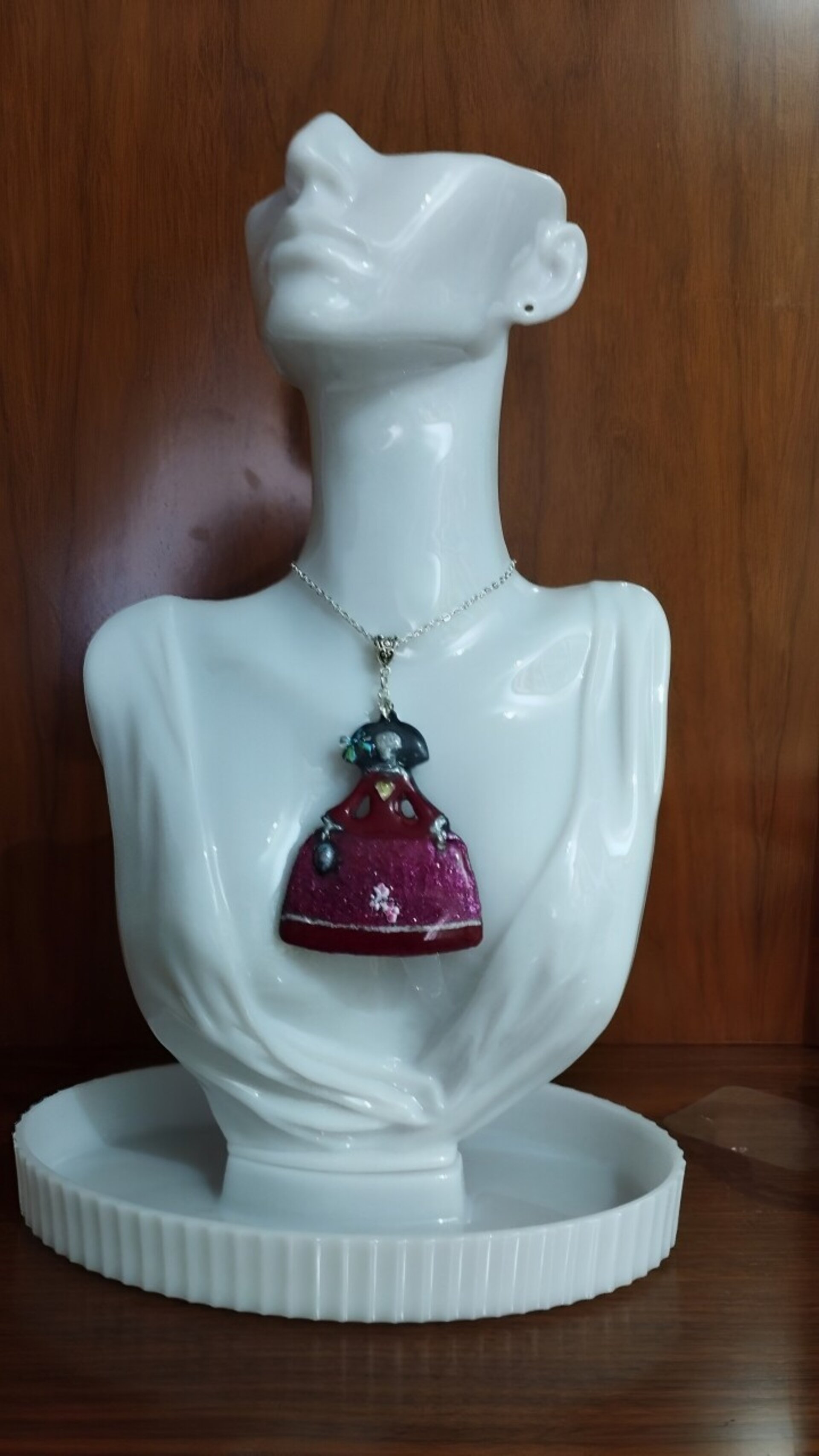 Colgante Menina Carmesí con Corazón y Flor: Elegancia Barroca y Romántica - 5