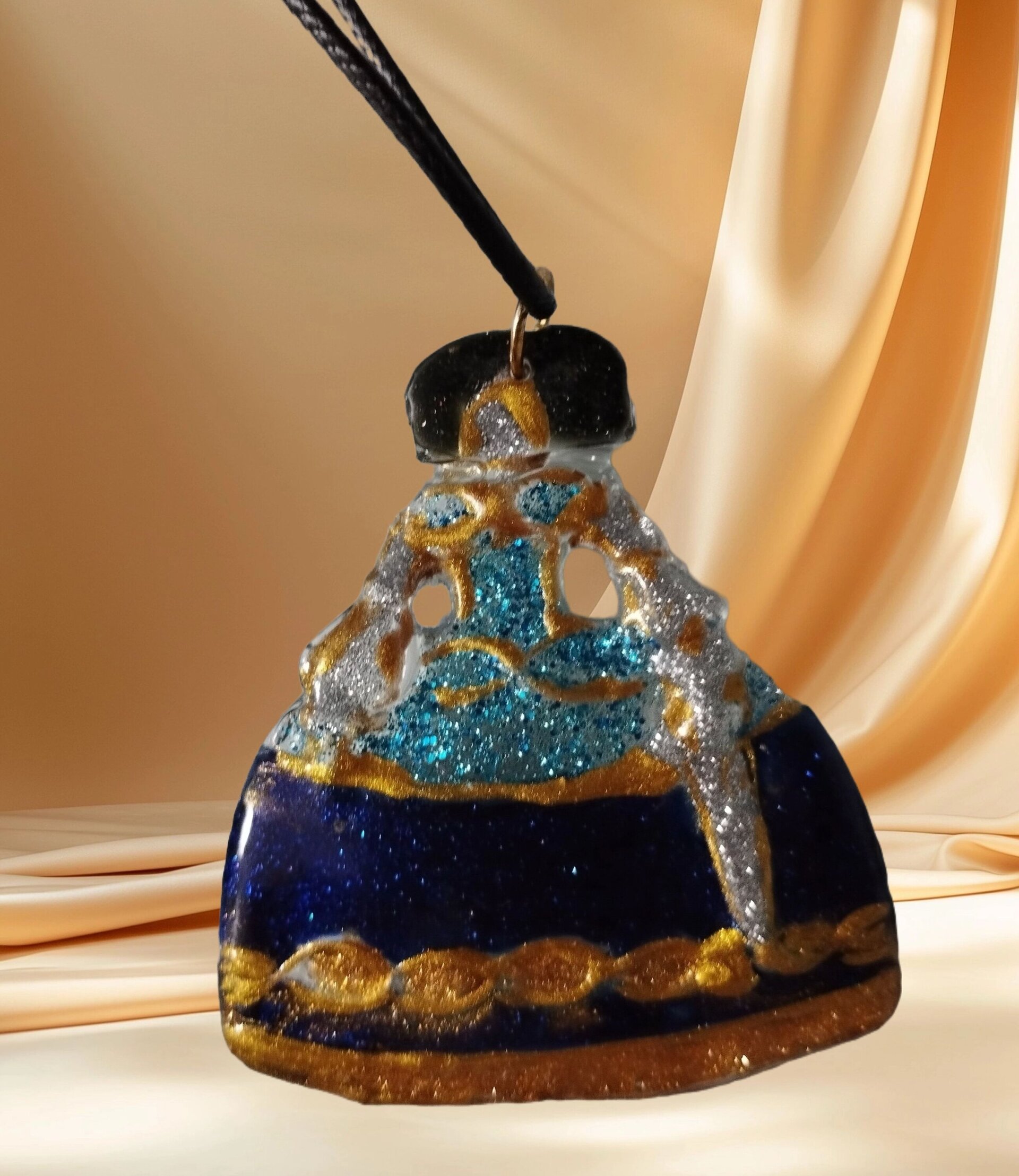 Colgante Menina Azul Brillante con Detalles Dorados: Elegancia Barroca Moderna - 4