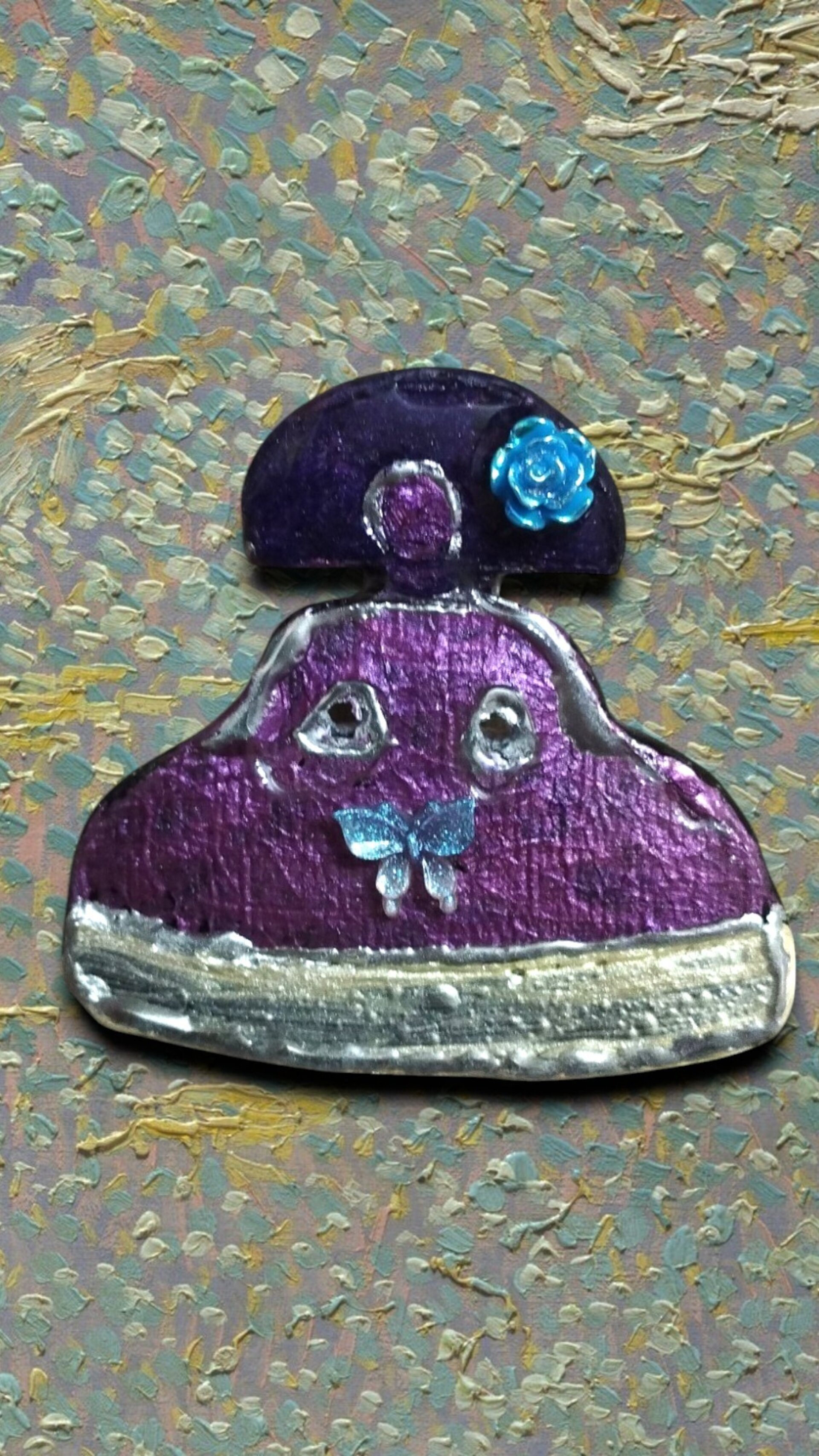 Broche Menina Violáceo con Mariposa Azul: Elegancia Mística y Delicada - 4