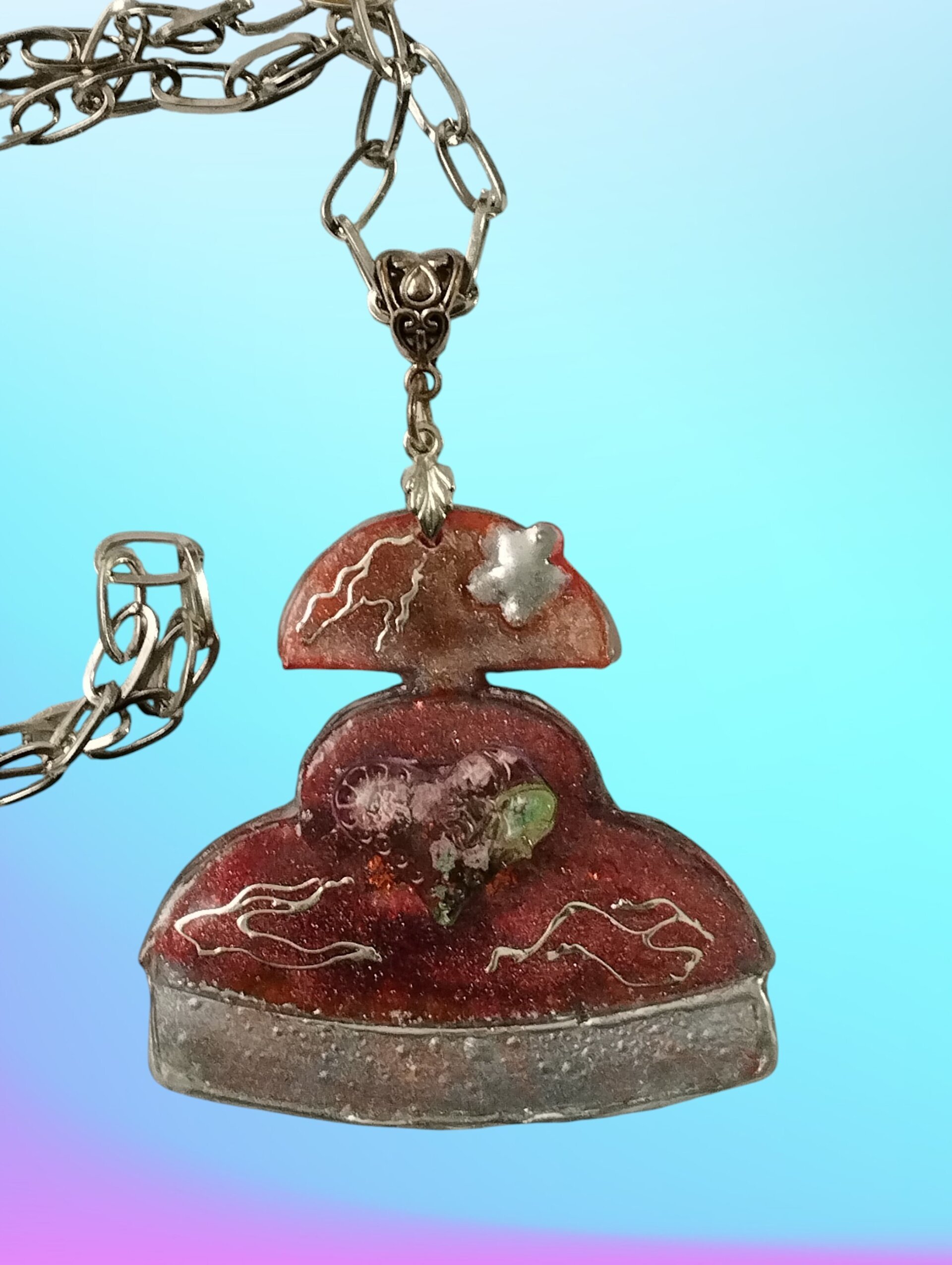 Colgante Menina 'Vanguardia Rubí' – Estilo Abstracto y Plateado - 2