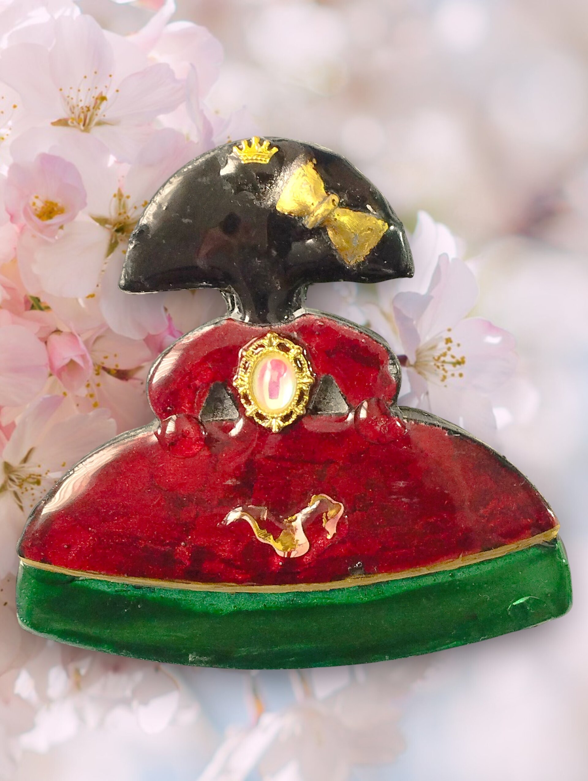 Broche Menina 'Navidad Regia' – Rojo, Verde y Corona Dorada - 1