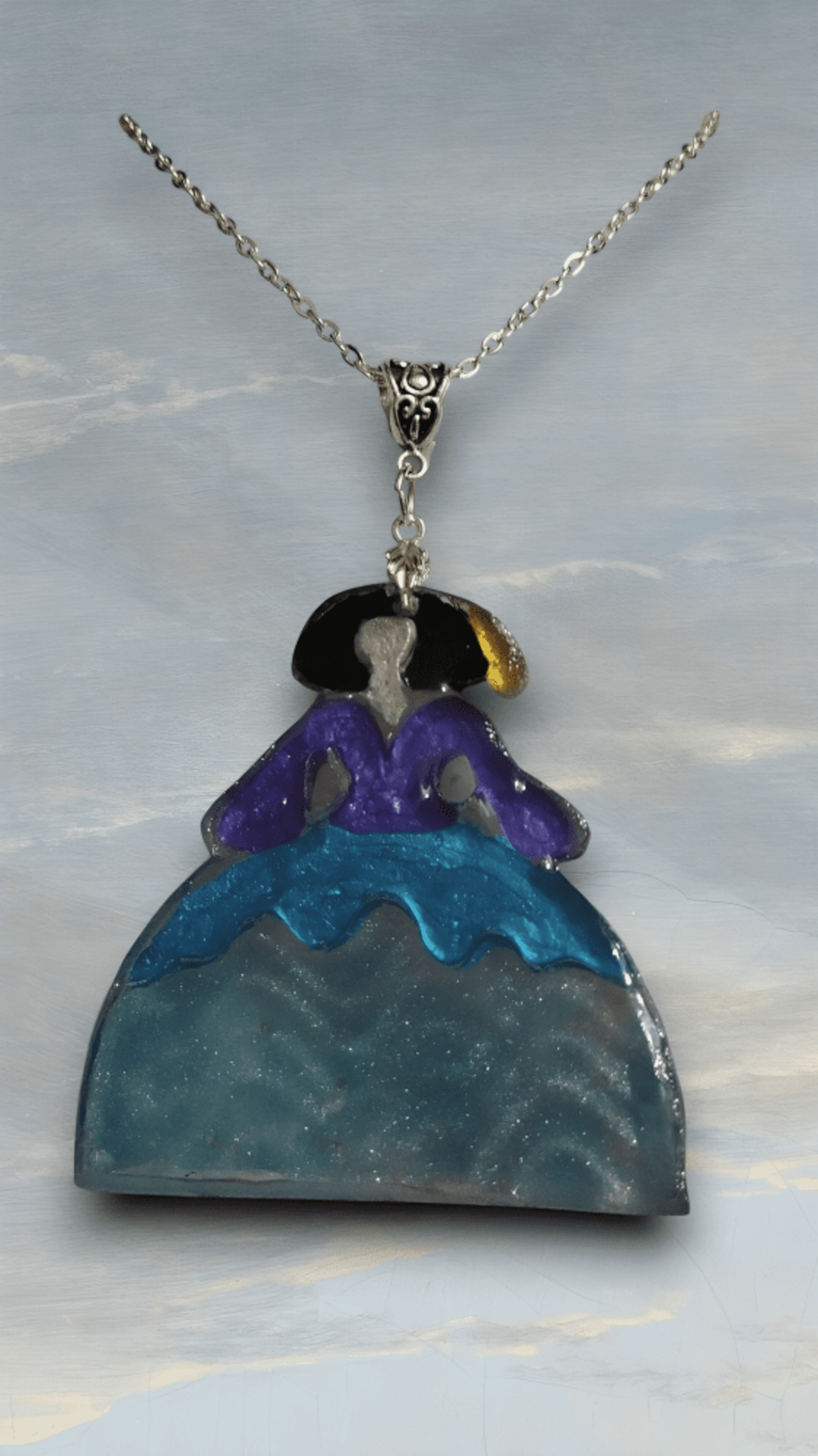 Colgante Menina Azul y Morado con Brillo: Elegancia Moderna y Luminosa - 6