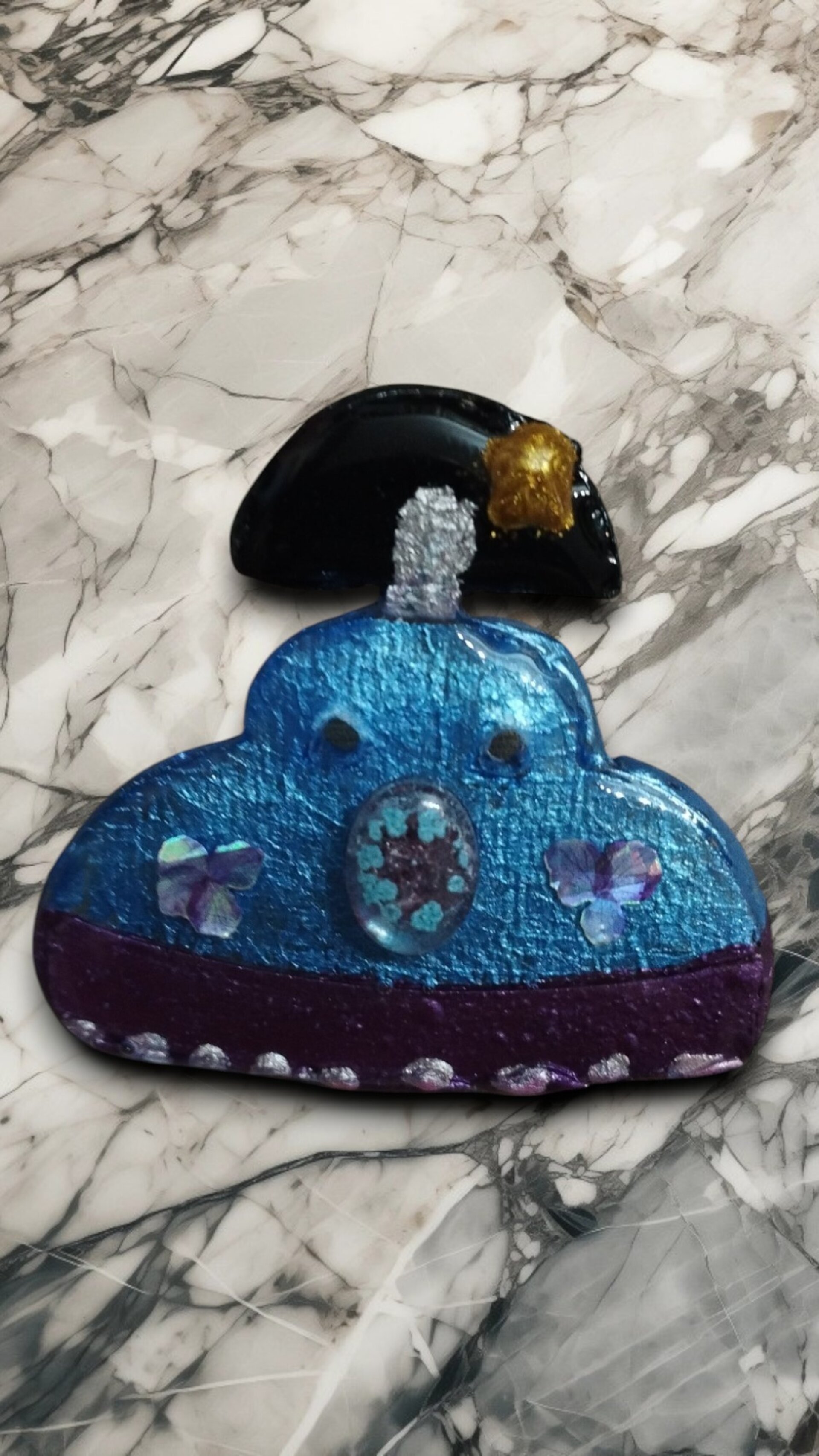 Broche Menina Azul Turquesa con Mariposas Tornasol: Delicadeza y Color en Resina - 5