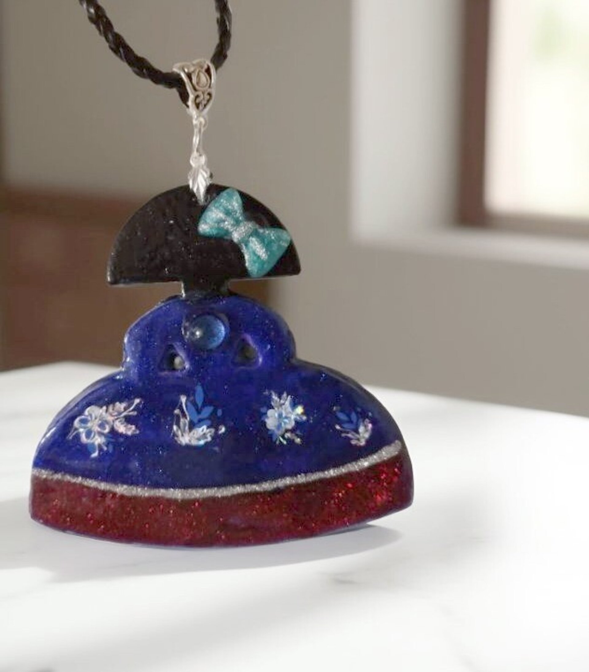 Menina Azul Brillante: Joya de Resina Inspirada en Velázquez - 2