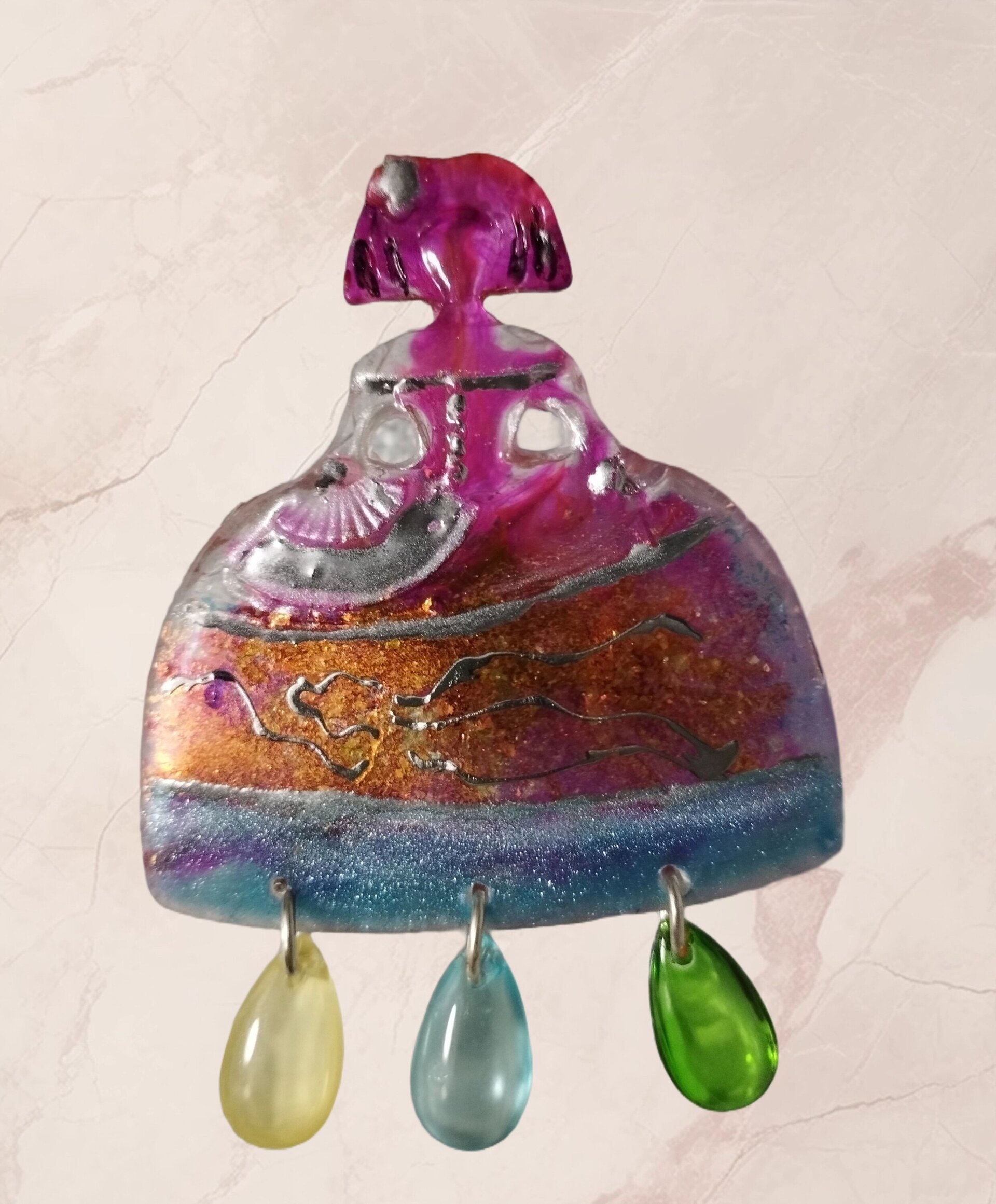 Broche Menina Irisada con Colgantes de Cristal: Elegancia y Brillo Multifacético - 4