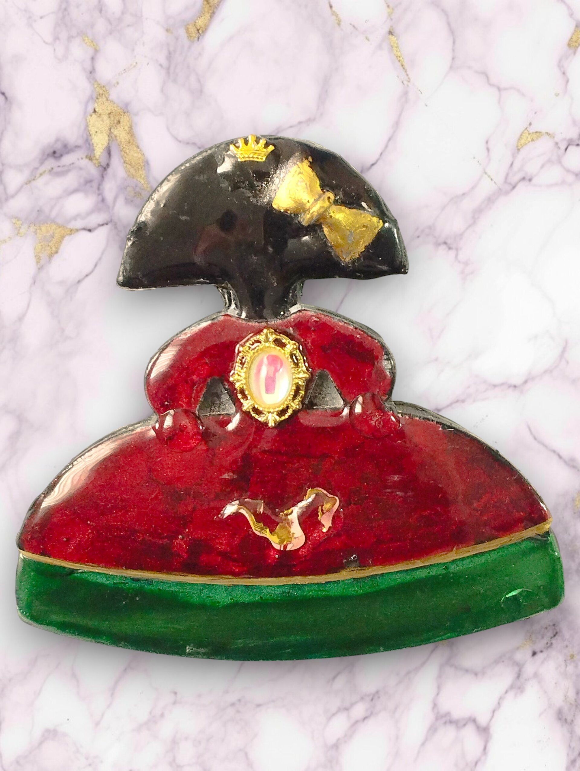 Broche Menina 'Navidad Regia' – Rojo, Verde y Corona Dorada - 2