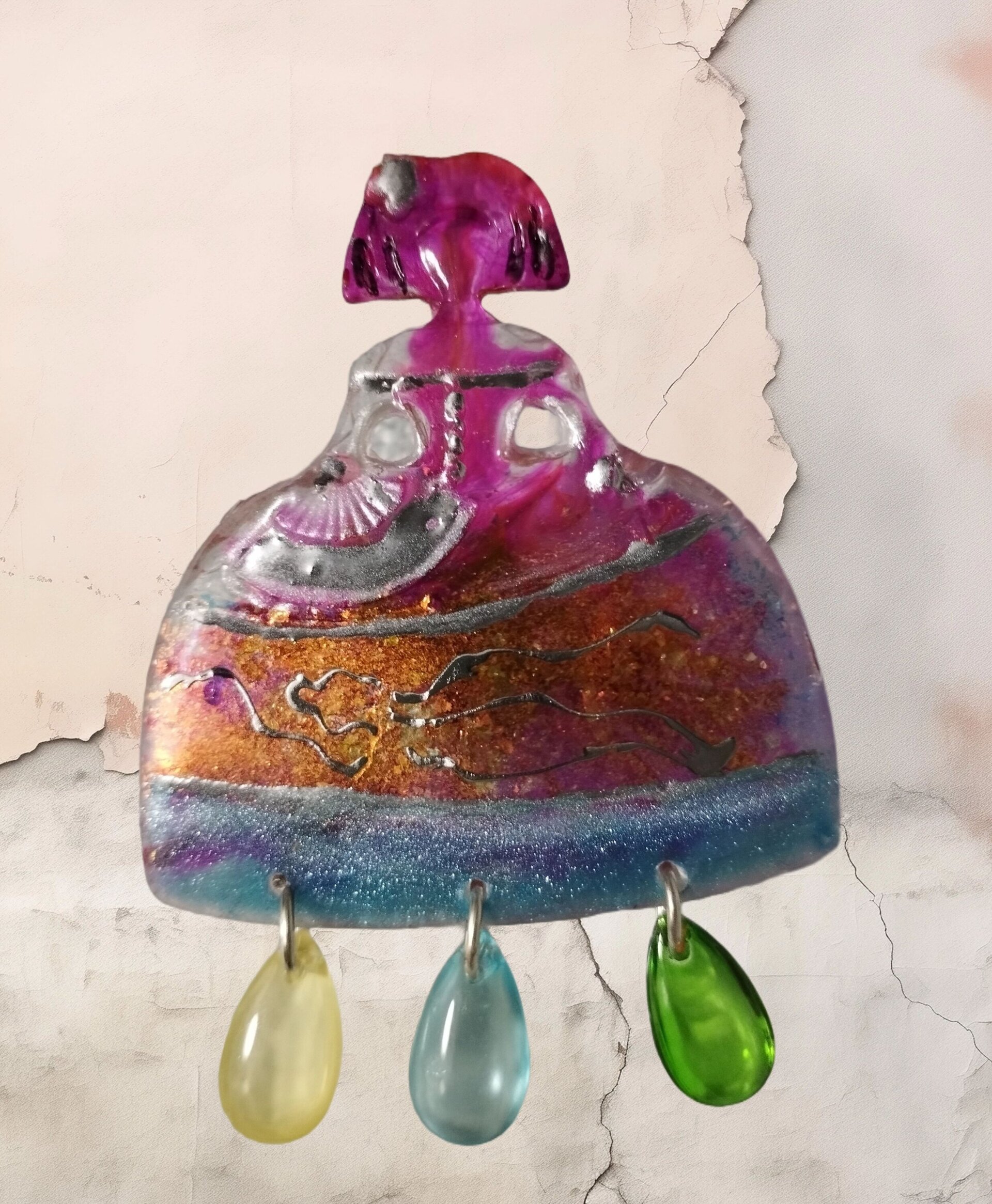Broche Menina Irisada con Colgantes de Cristal: Elegancia y Brillo Multifacético - 3