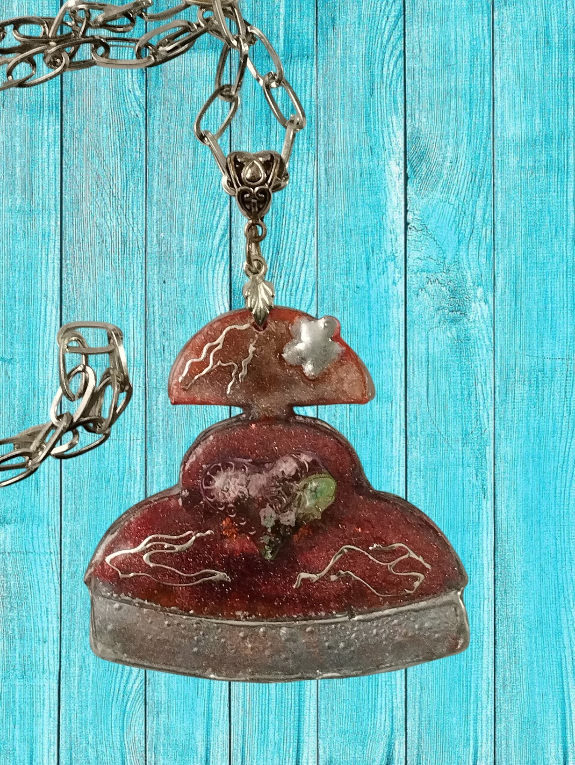 Colgante Menina 'Vanguardia Rubí' – Estilo Abstracto y Plateado - 4