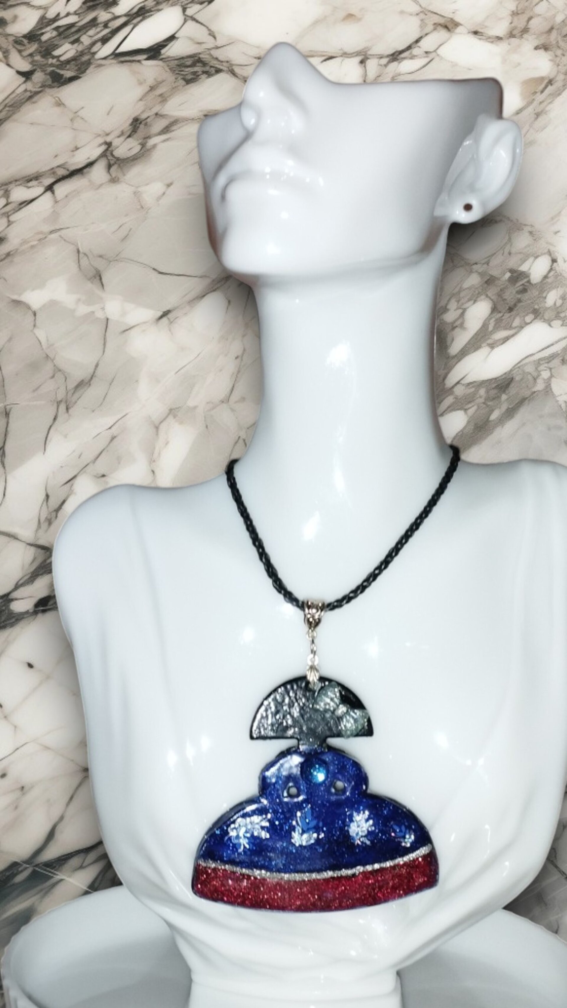 Menina Azul Brillante: Joya de Resina Inspirada en Velázquez - 7