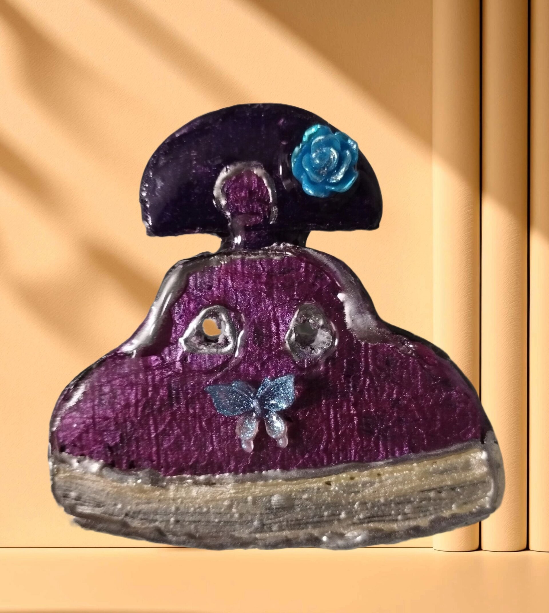 Broche Menina Violáceo con Mariposa Azul: Elegancia Mística y Delicada - 2