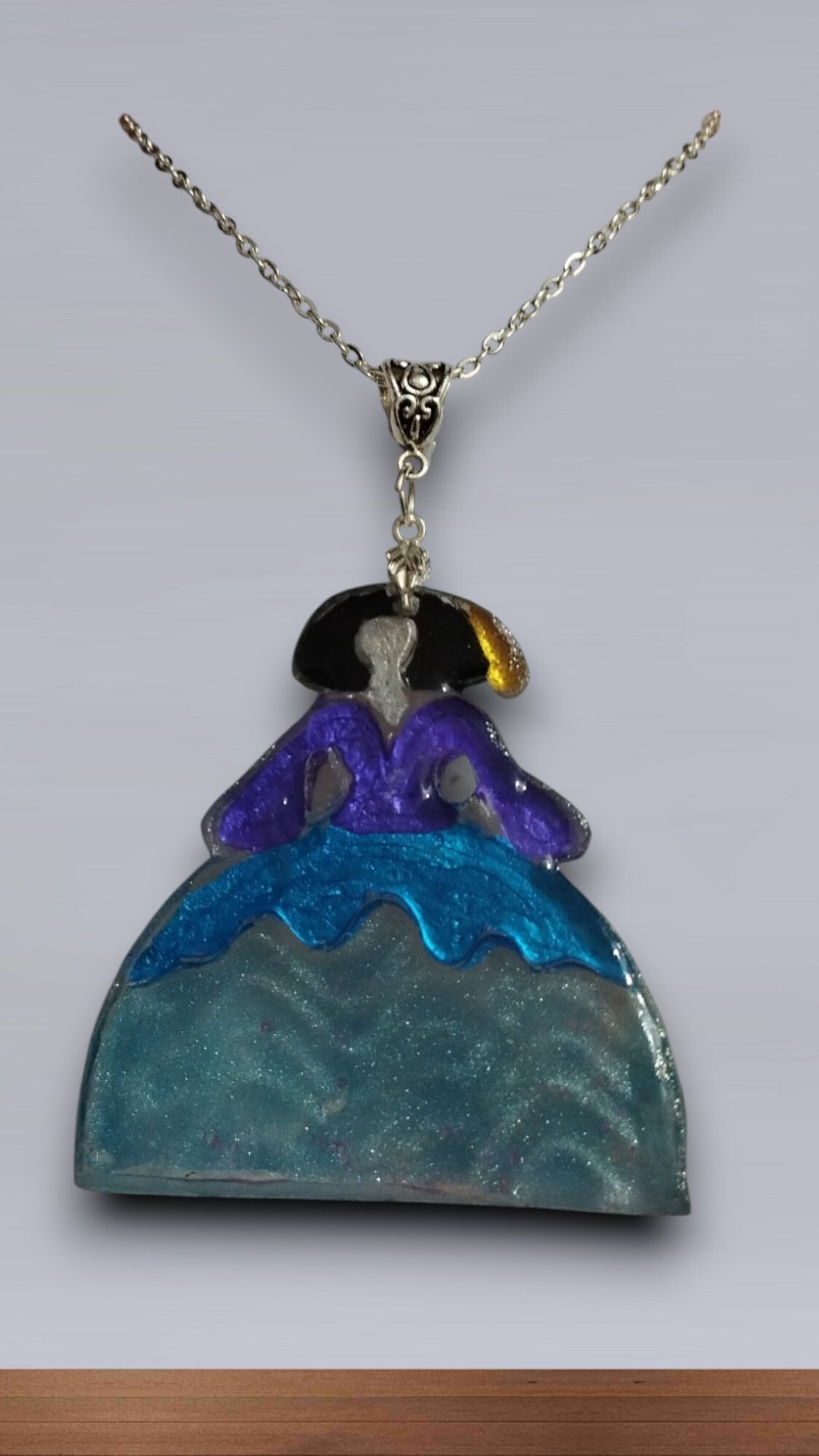 Colgante Menina Azul y Morado con Brillo: Elegancia Moderna y Luminosa - 4