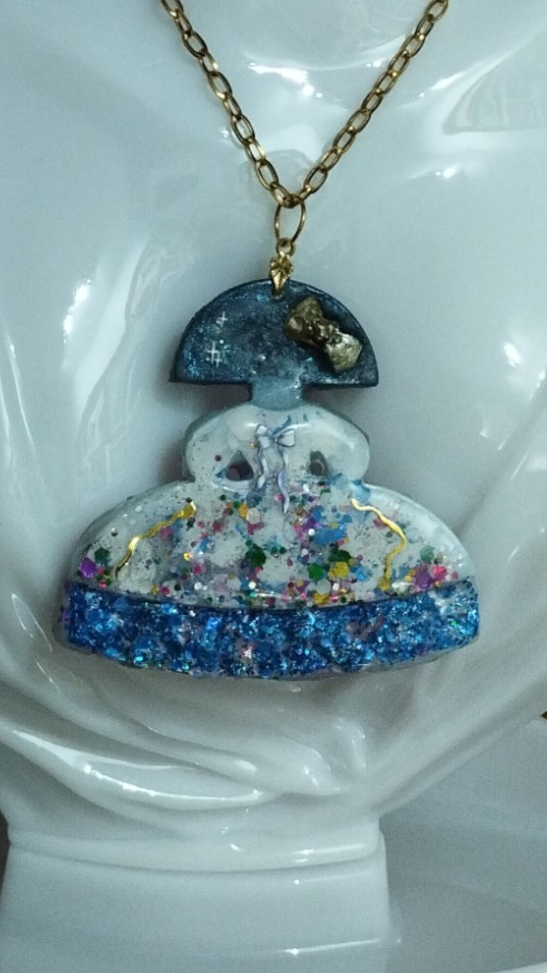 Menina Cristalina con Adornos Dorados: Elegancia y Brillo en Resina - 5