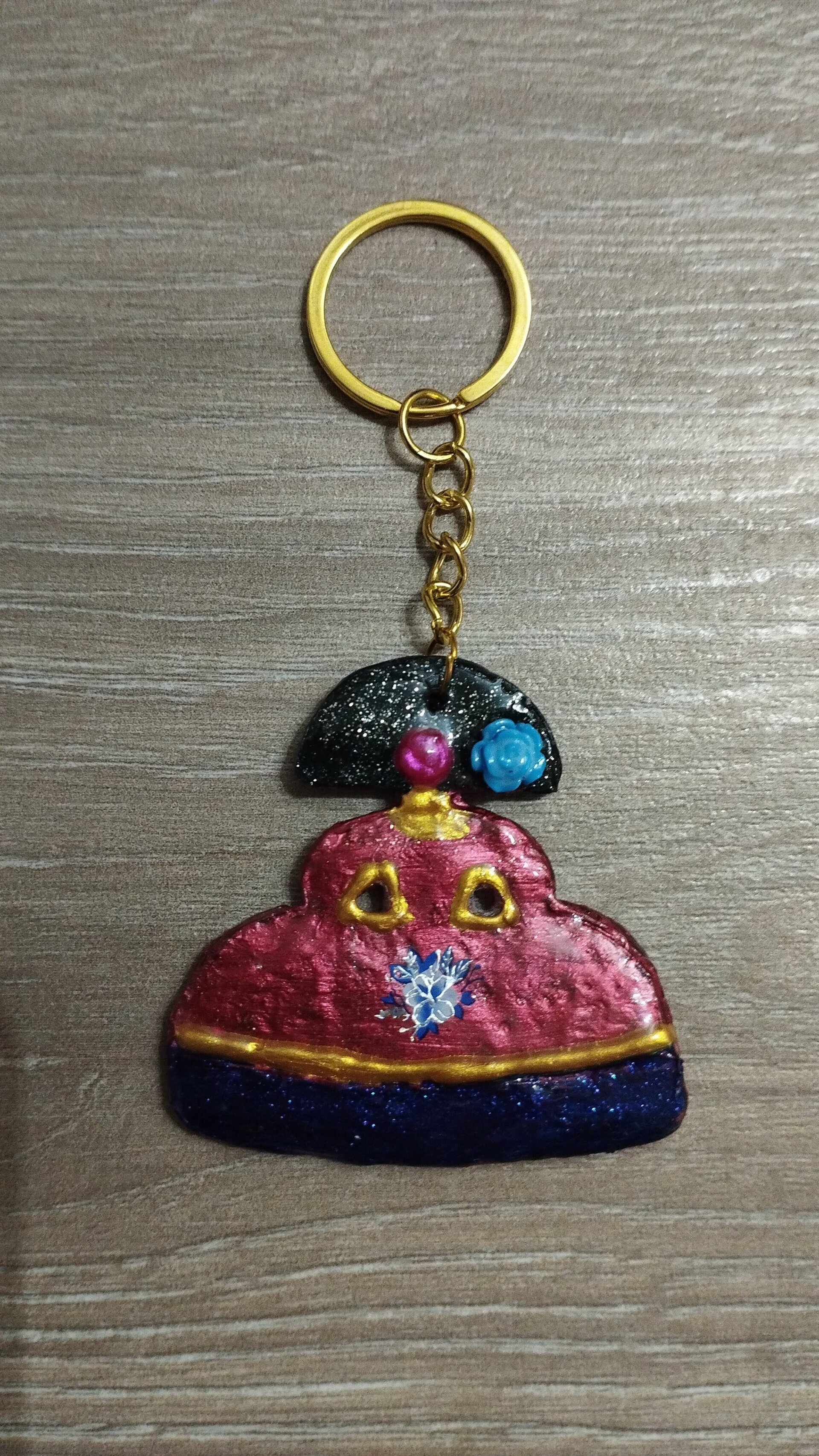Llavero Menina Carmesí con Flor Azul: Elegancia Barroca en Miniatura - 3
