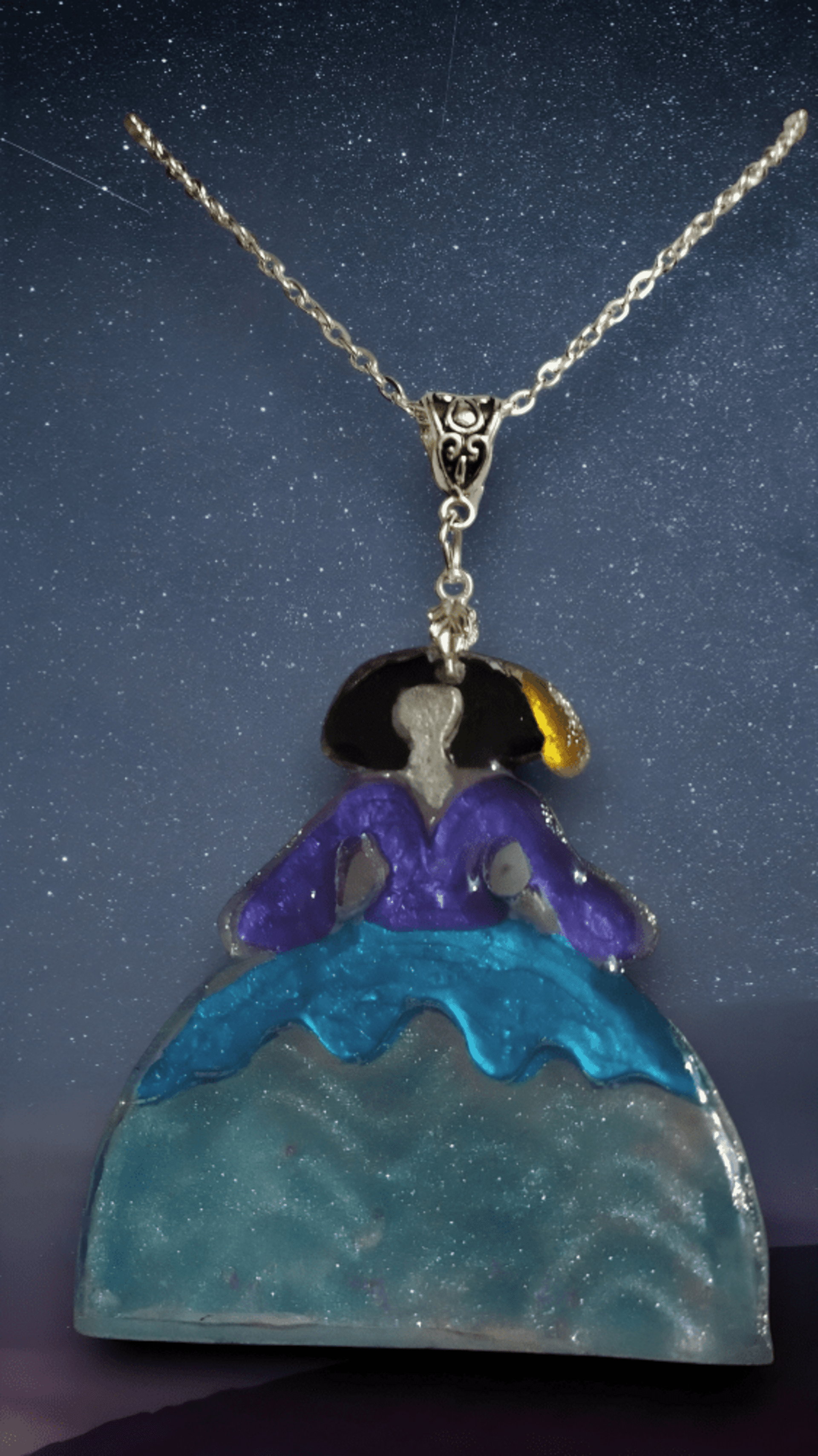 Colgante Menina Azul y Morado con Brillo: Elegancia Moderna y Luminosa - 5