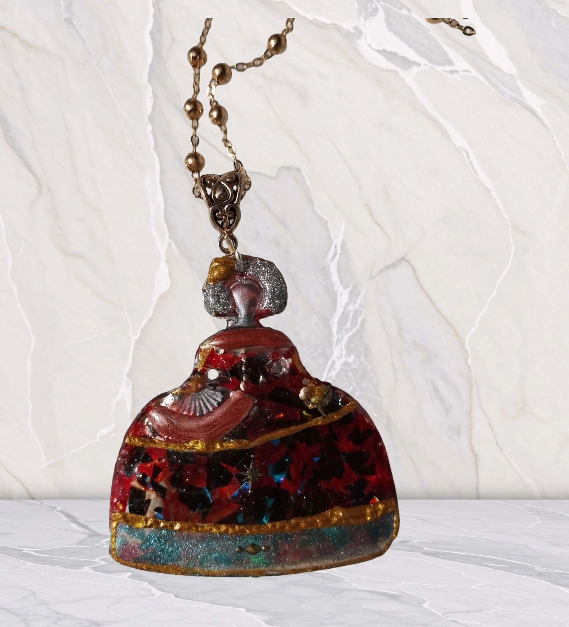 Colgante Menina Mosaico Rojo y Dorado: Elegancia Barroca Moderna en Resina - 4